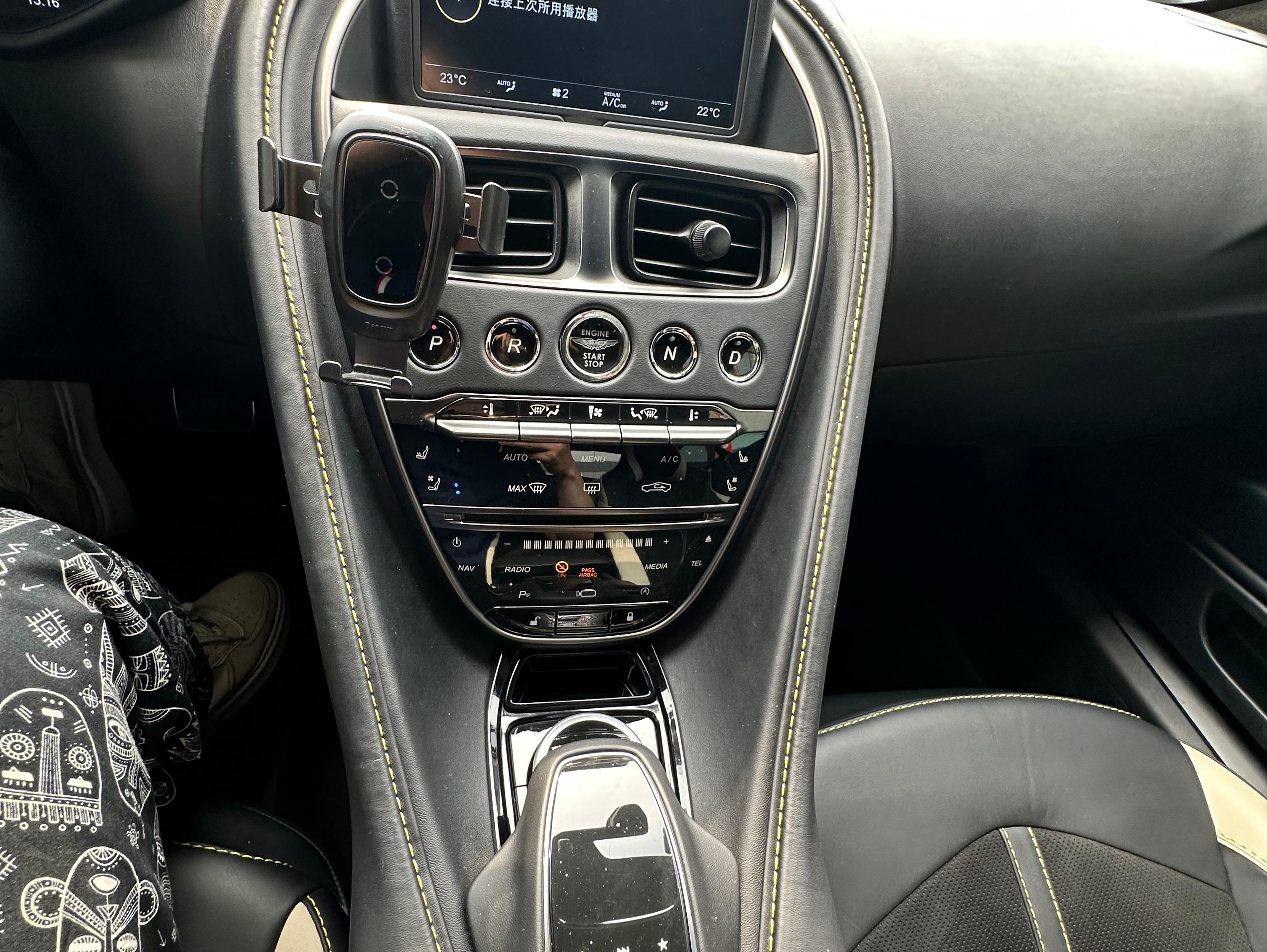 二手阿斯顿·马丁 DB11 白色/黑白双拼 2022款 4.0T V8 Coupe