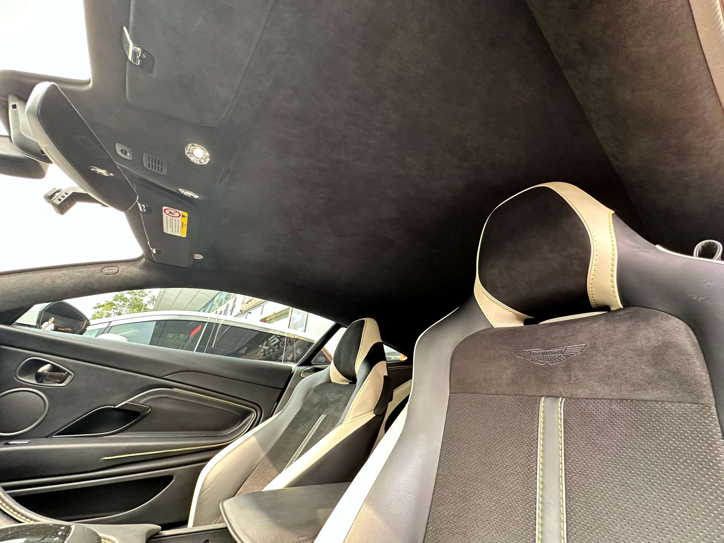 二手阿斯顿·马丁 DB11 白色/黑白双拼 2022款 4.0T V8 Coupe