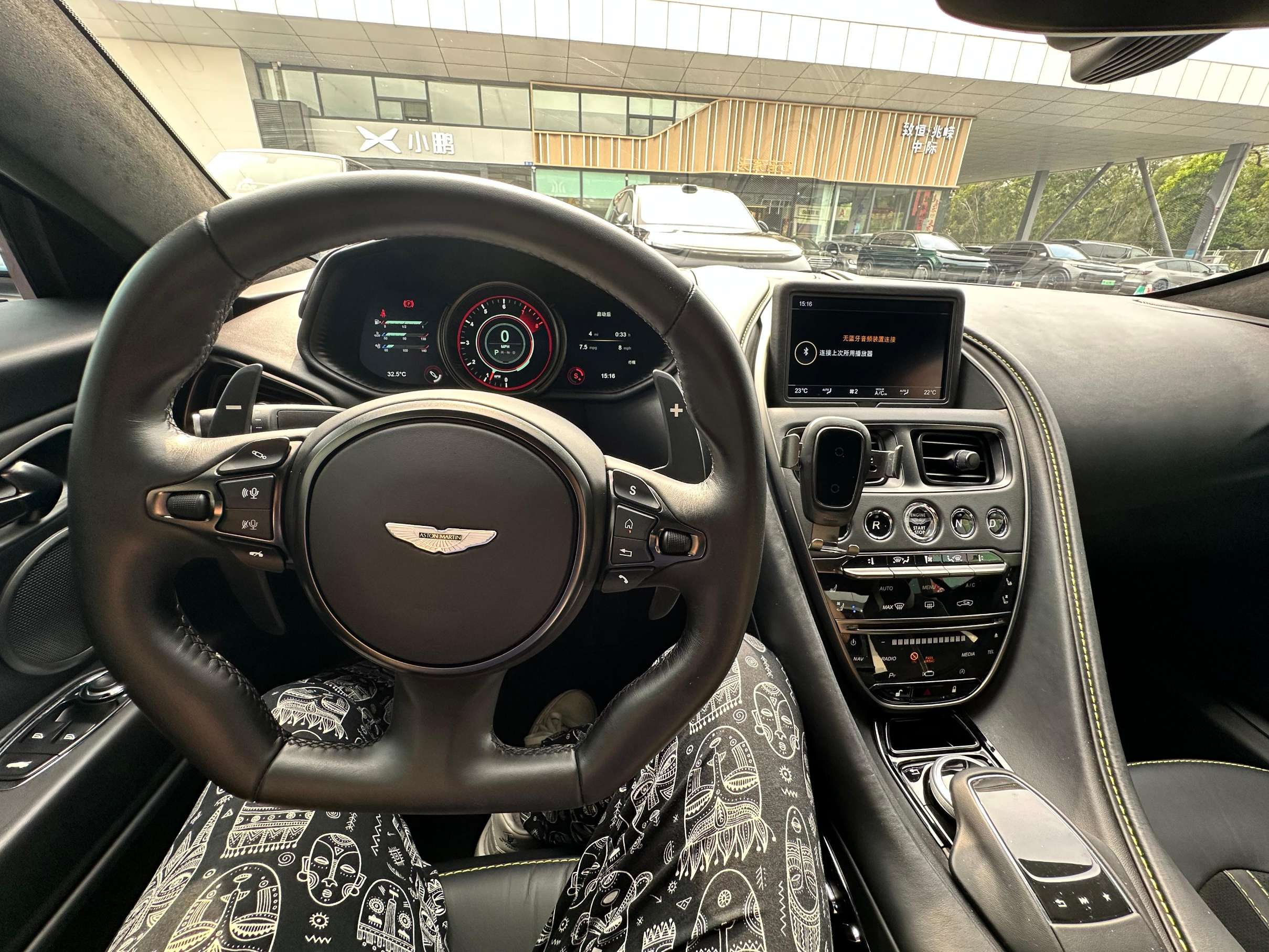二手阿斯顿·马丁 DB11 白色/黑白双拼 2022款 4.0T V8 Coupe