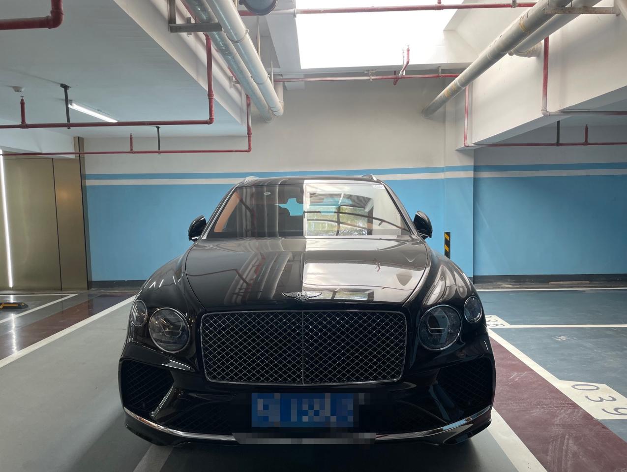 二手宾利 添越 黑色/棕色 2022款 4.0T V8