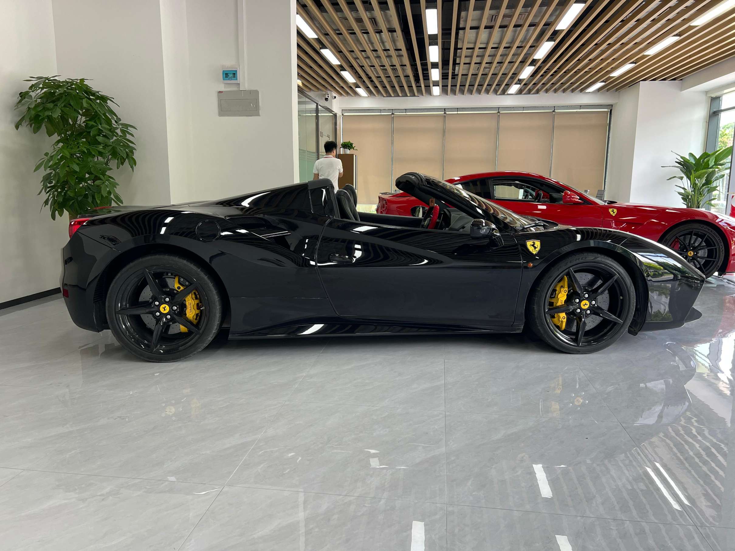 二手法拉利 488 黑色/红色 2015款 488 Spider