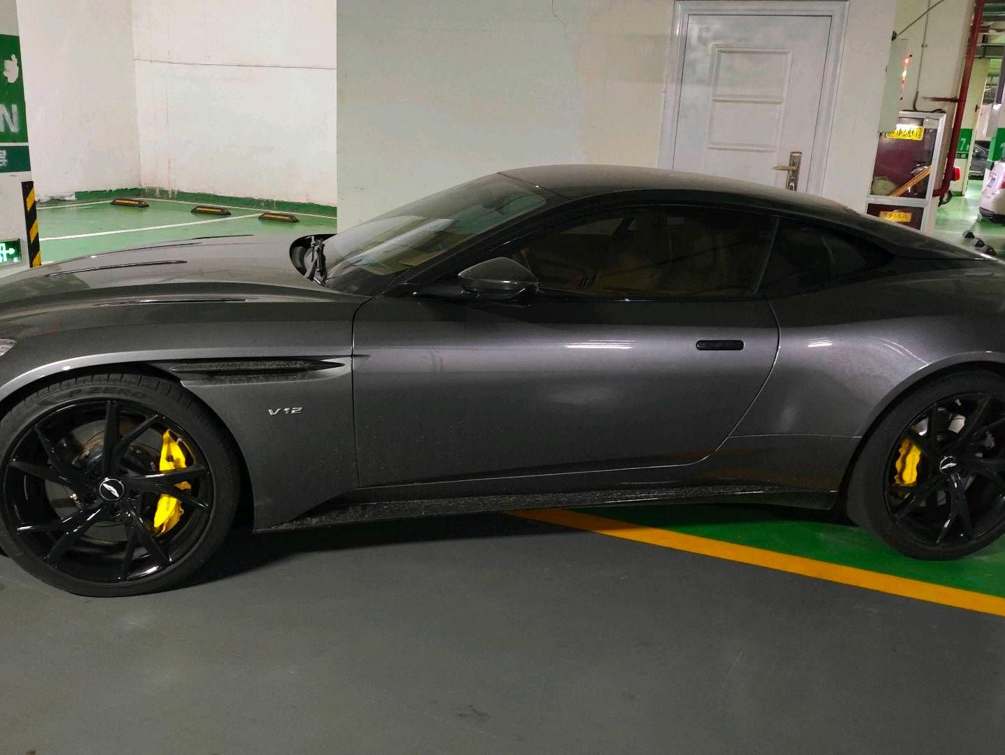 二手阿斯顿·马丁 DB11 银色/牛津粽内 2017款 5.2T V12