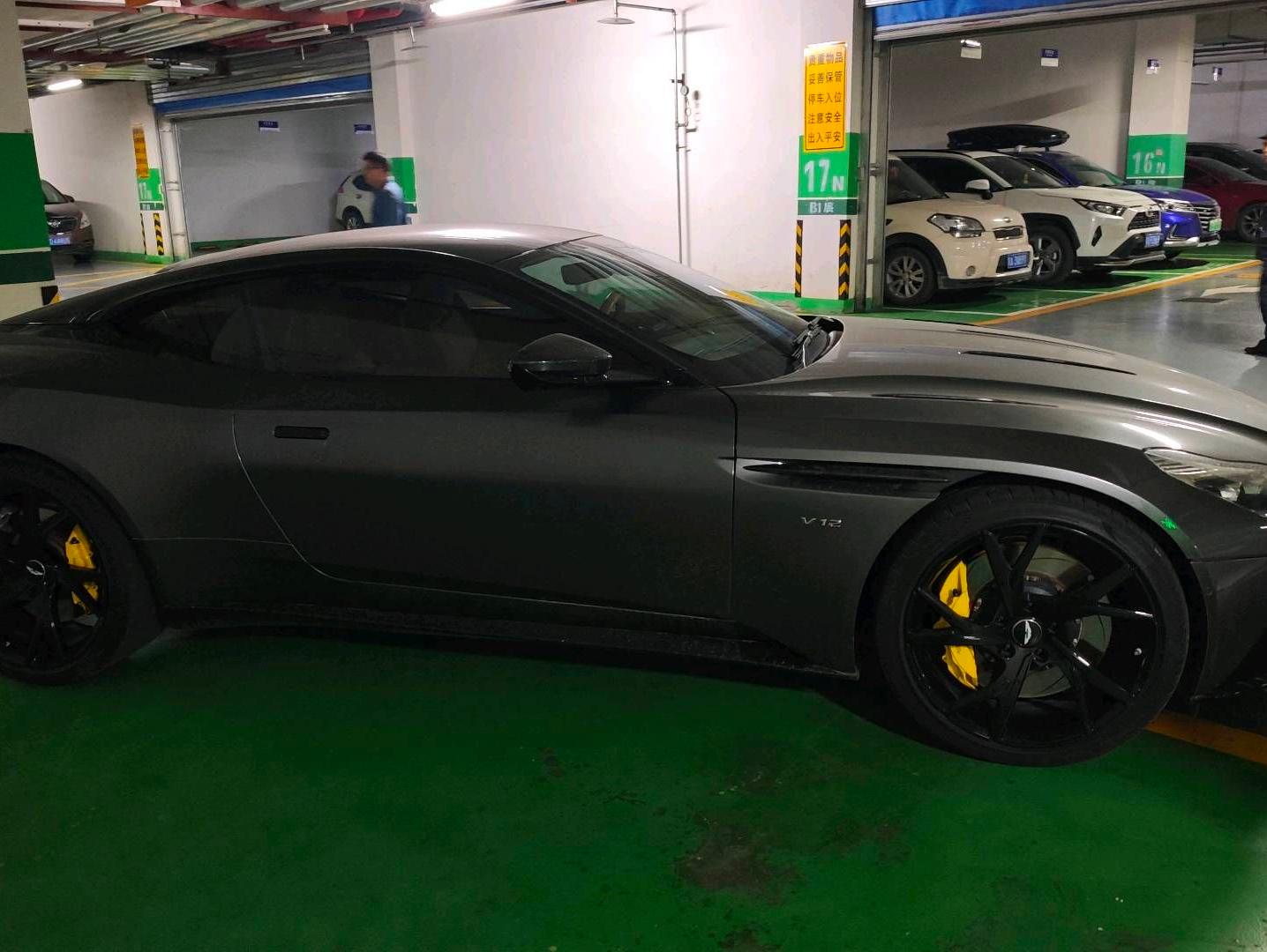 二手阿斯顿·马丁 DB11 银色/牛津粽内 2017款 5.2T V12