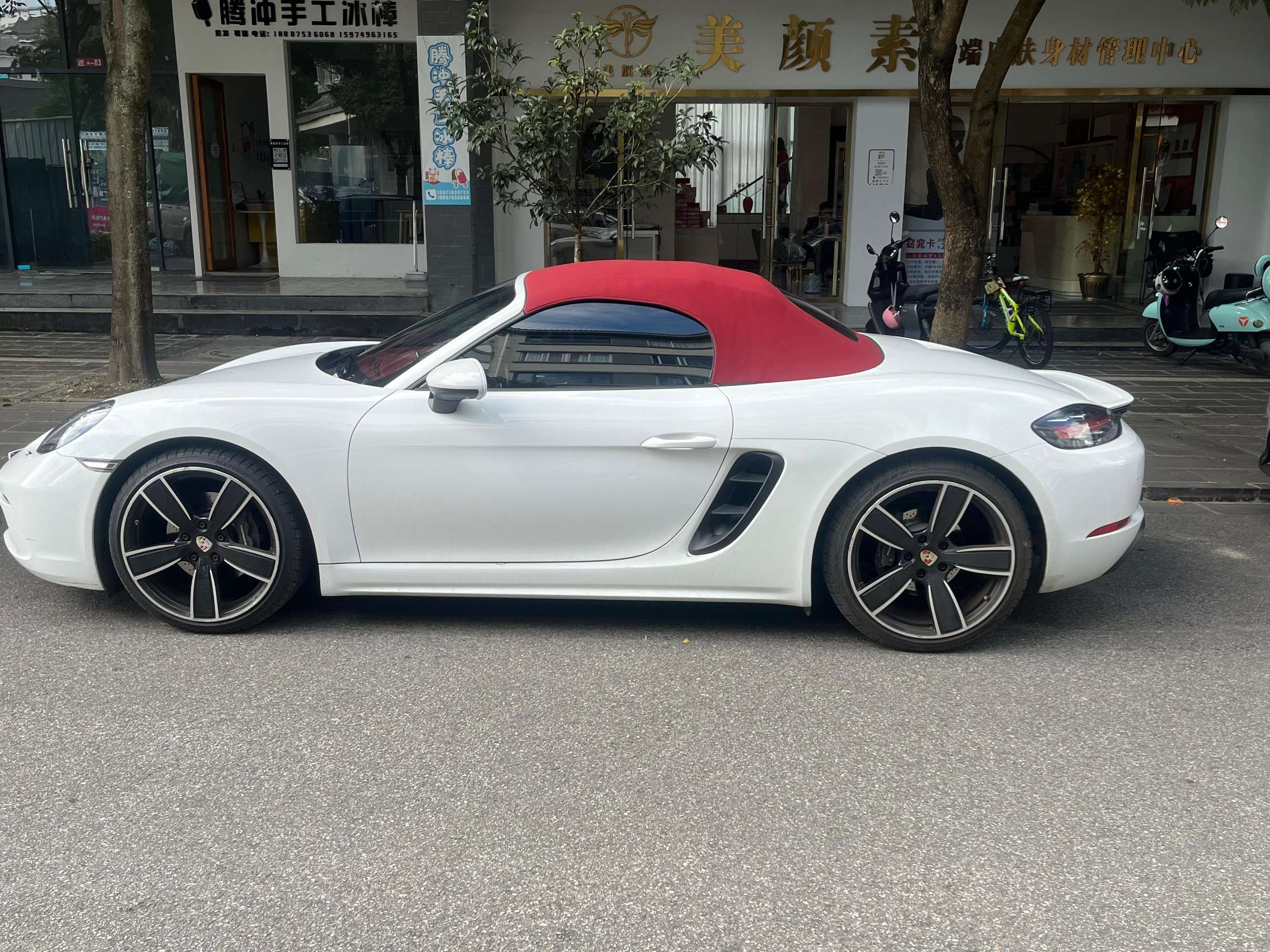 二手保时捷 718 白色/红色 2023款 Boxster 2.0T