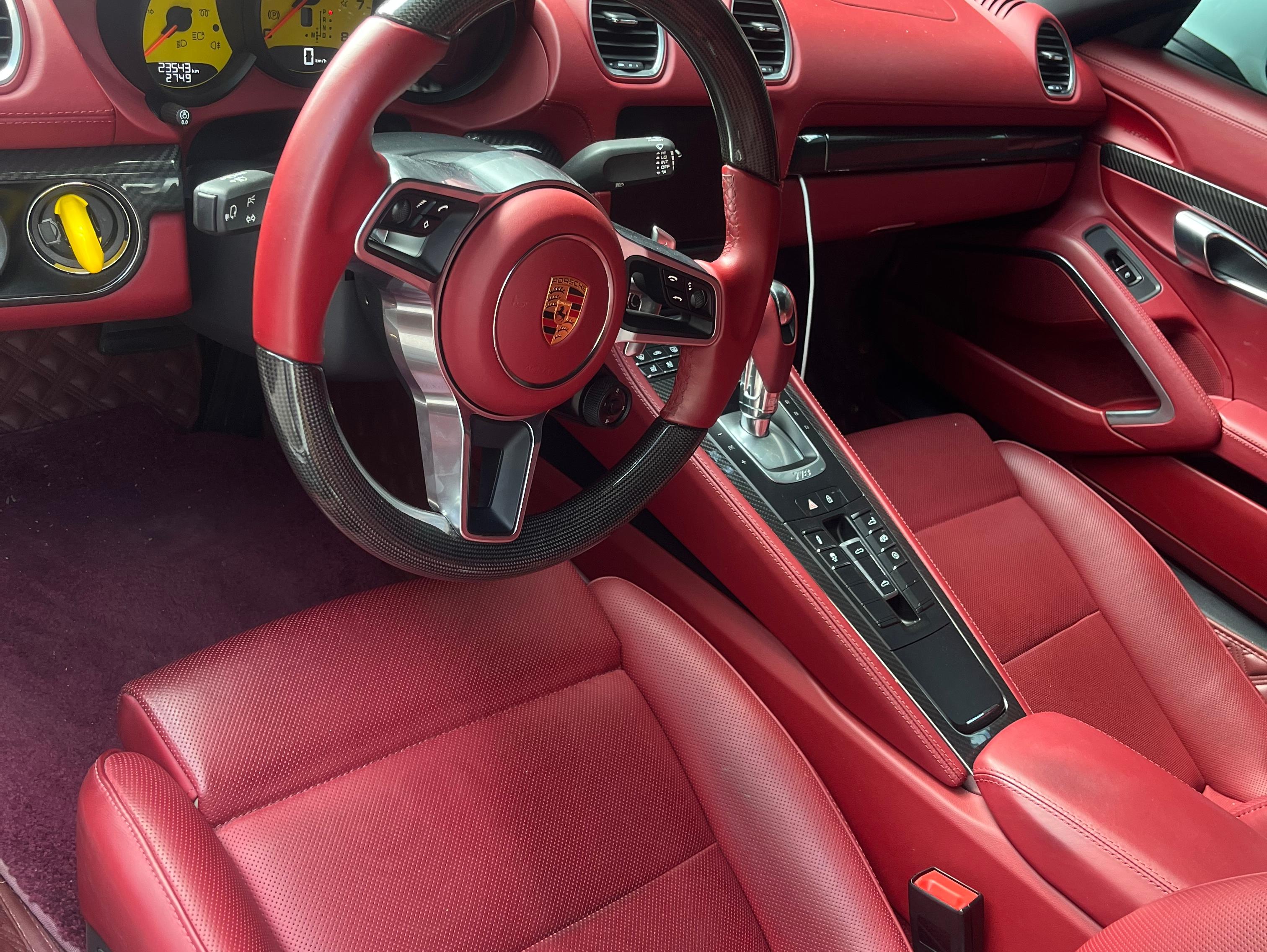 二手保时捷 718 白色/红色 2023款 Boxster 2.0T