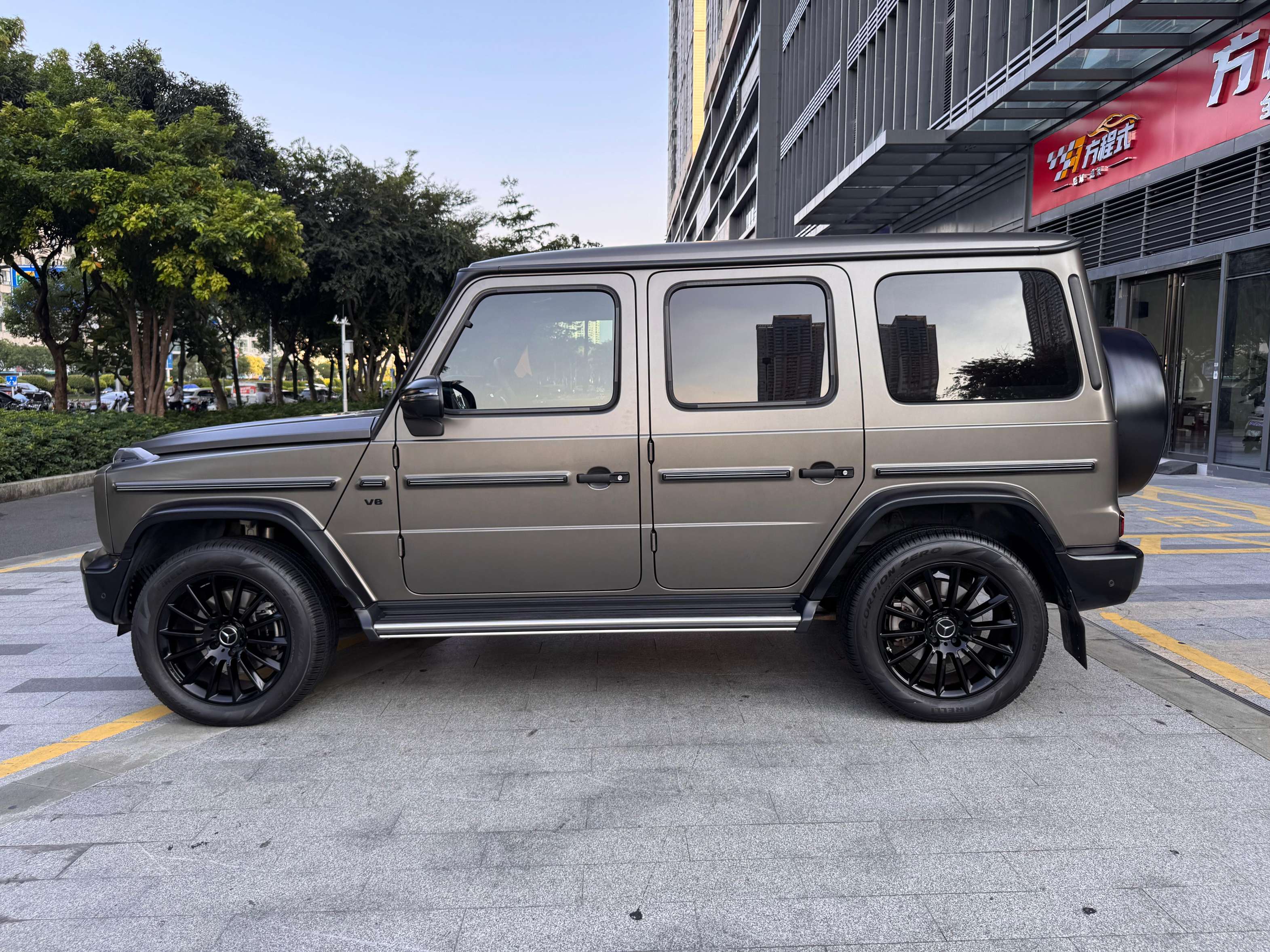 二手奔驰 奔驰G级 哑光蒙扎灰/珠光钛灰黑 2023款 G500