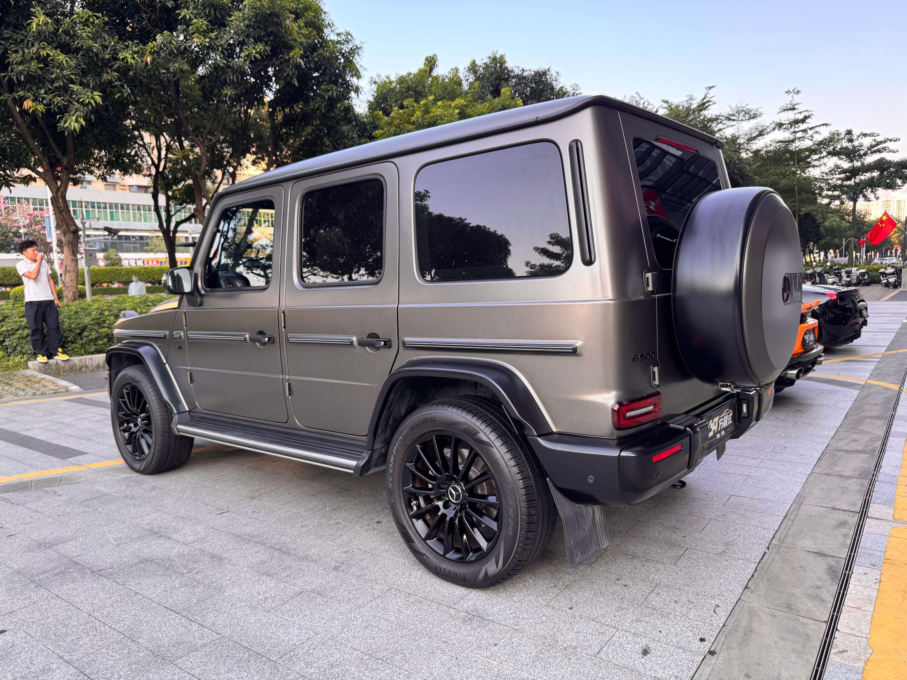 二手奔驰 奔驰G级 哑光蒙扎灰/珠光钛灰黑 2023款 G500