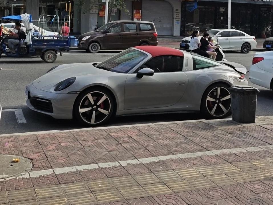 二手保时捷 911 黑色/波尔多红  2022款 Targa 4 3.0T