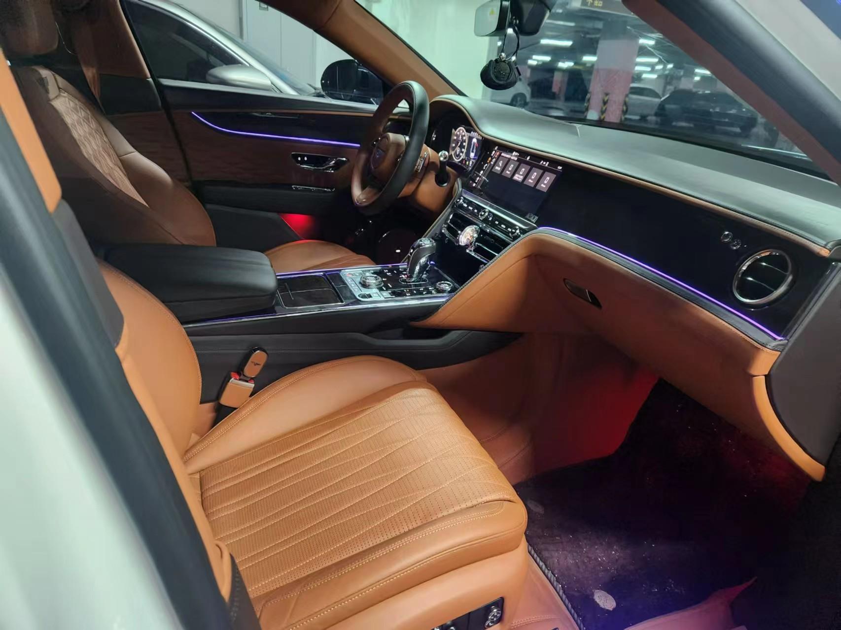 二手宾利 飞驰 白色/纽玛克特褐 2021款 4.0T V8 标准版