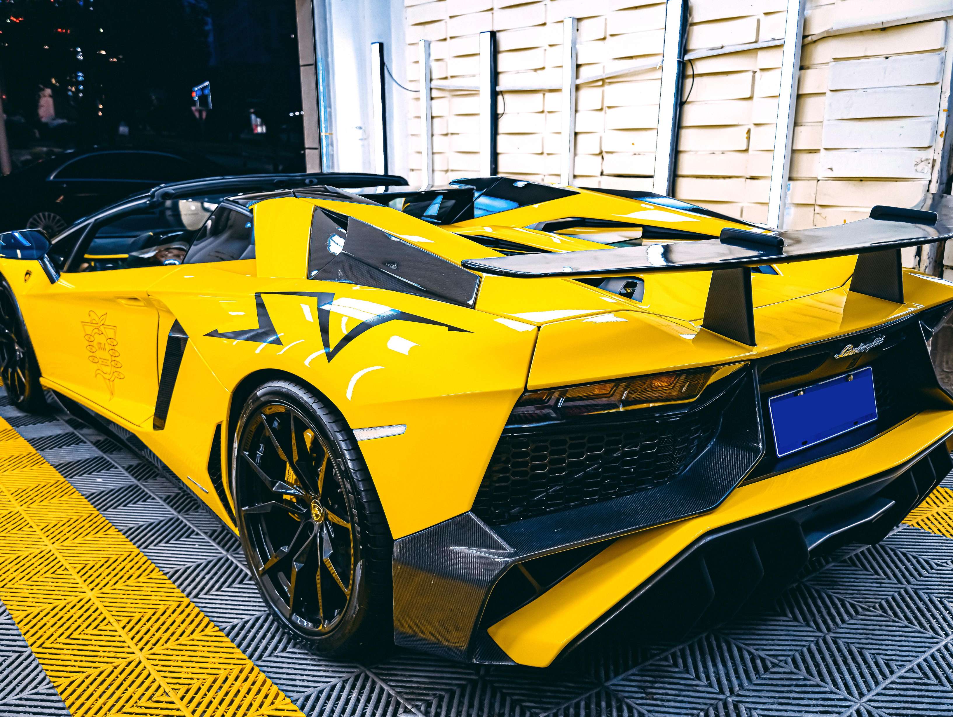 二手兰博基尼 Aventador 极地白/黑色 2013款 LP 700-4 Roadster