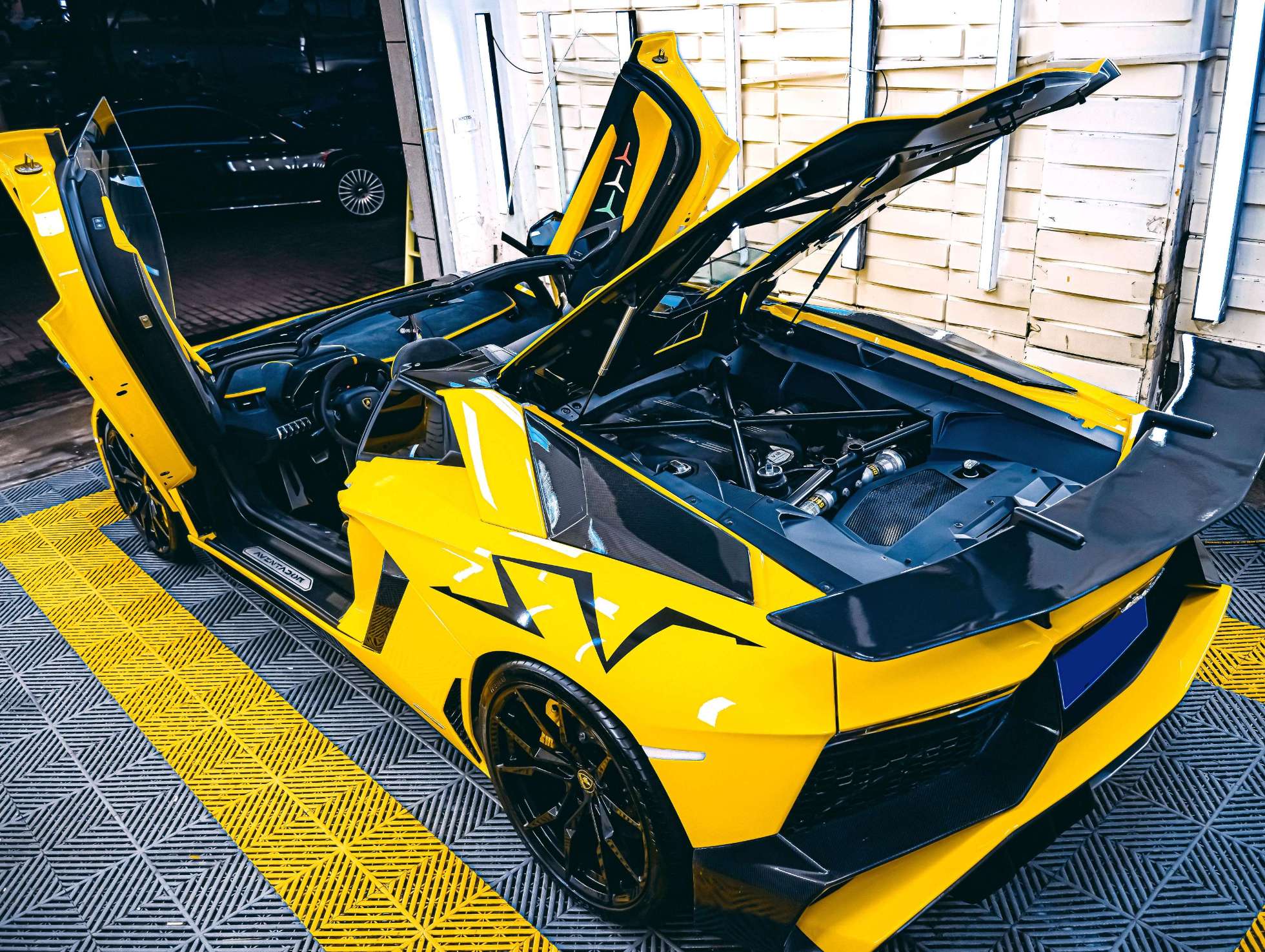 二手兰博基尼 Aventador 极地白/黑色 2013款 LP 700-4 Roadster