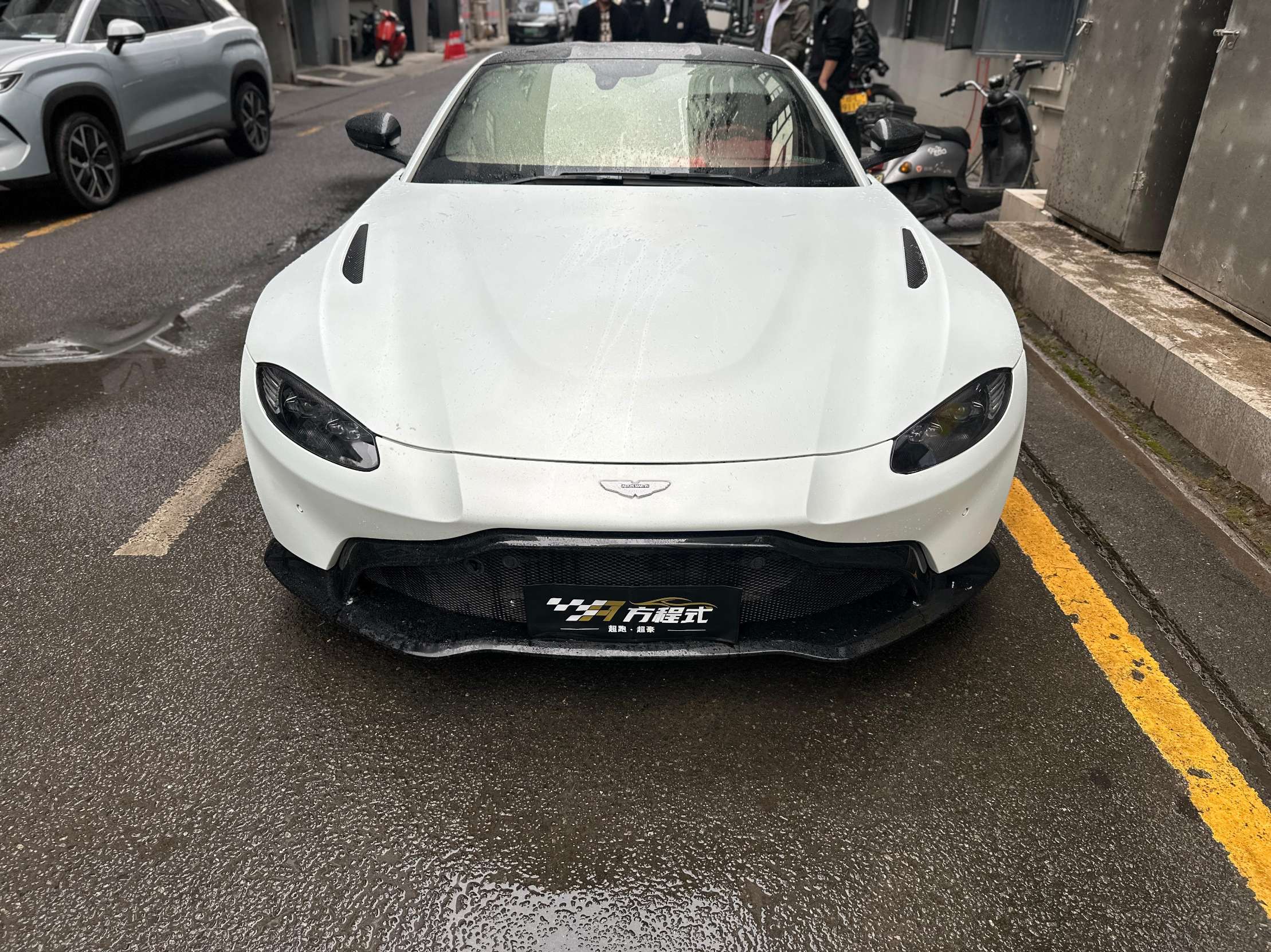 二手阿斯顿·马丁 V8 Vantage 灰色/红色 2022款 4.0T V8 Coupe