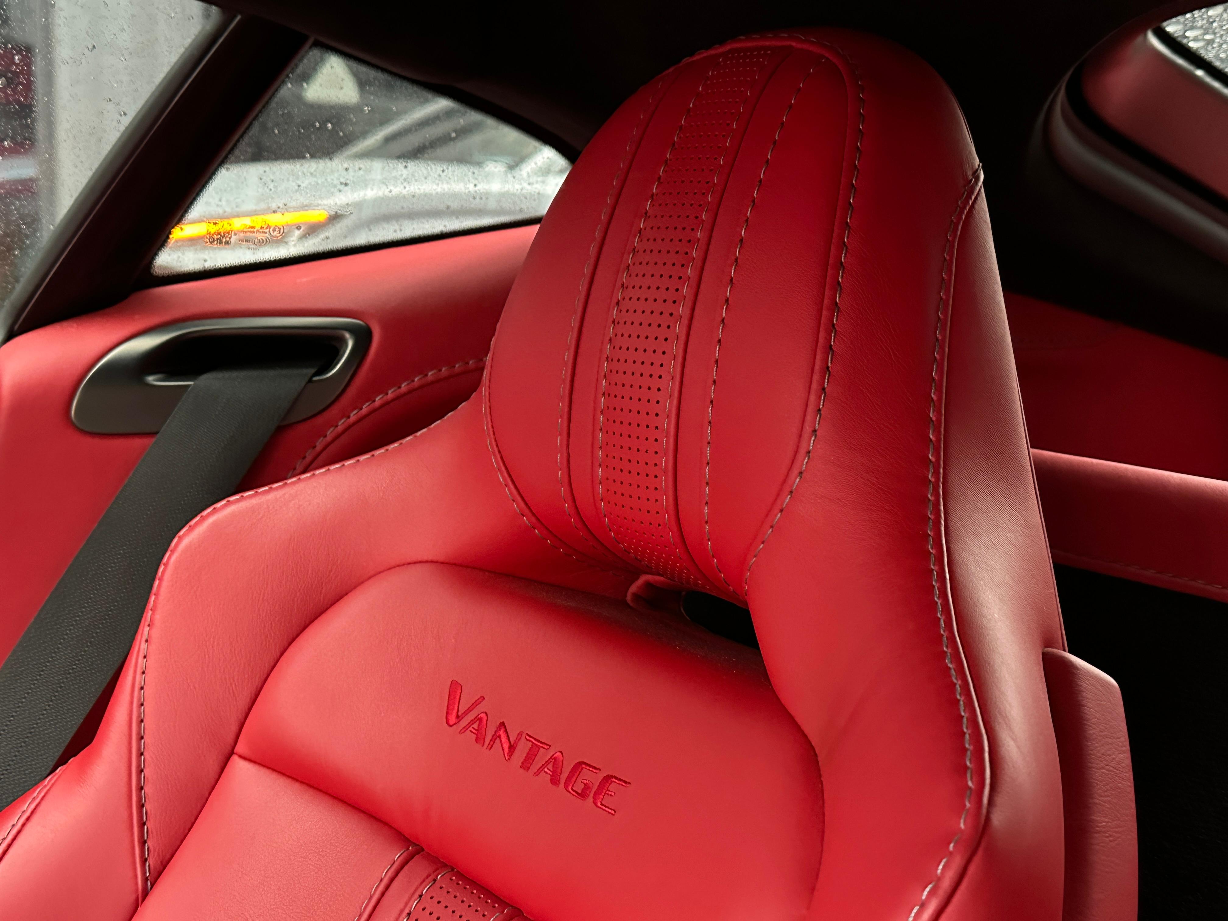 二手阿斯顿·马丁 V8 Vantage 灰色/红色 2022款 4.0T V8 Coupe