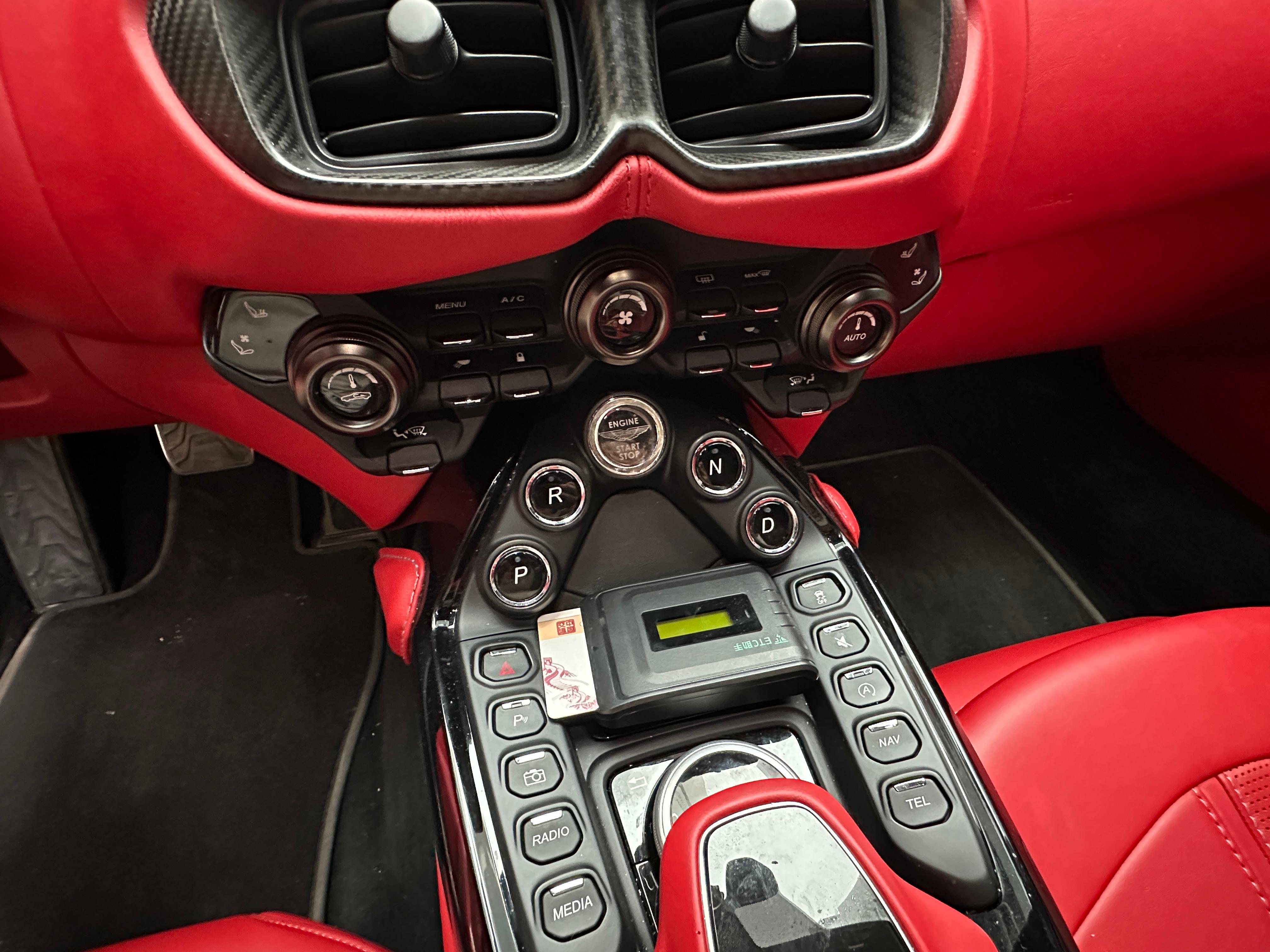 二手阿斯顿·马丁 V8 Vantage 灰色/红色 2022款 4.0T V8 Coupe