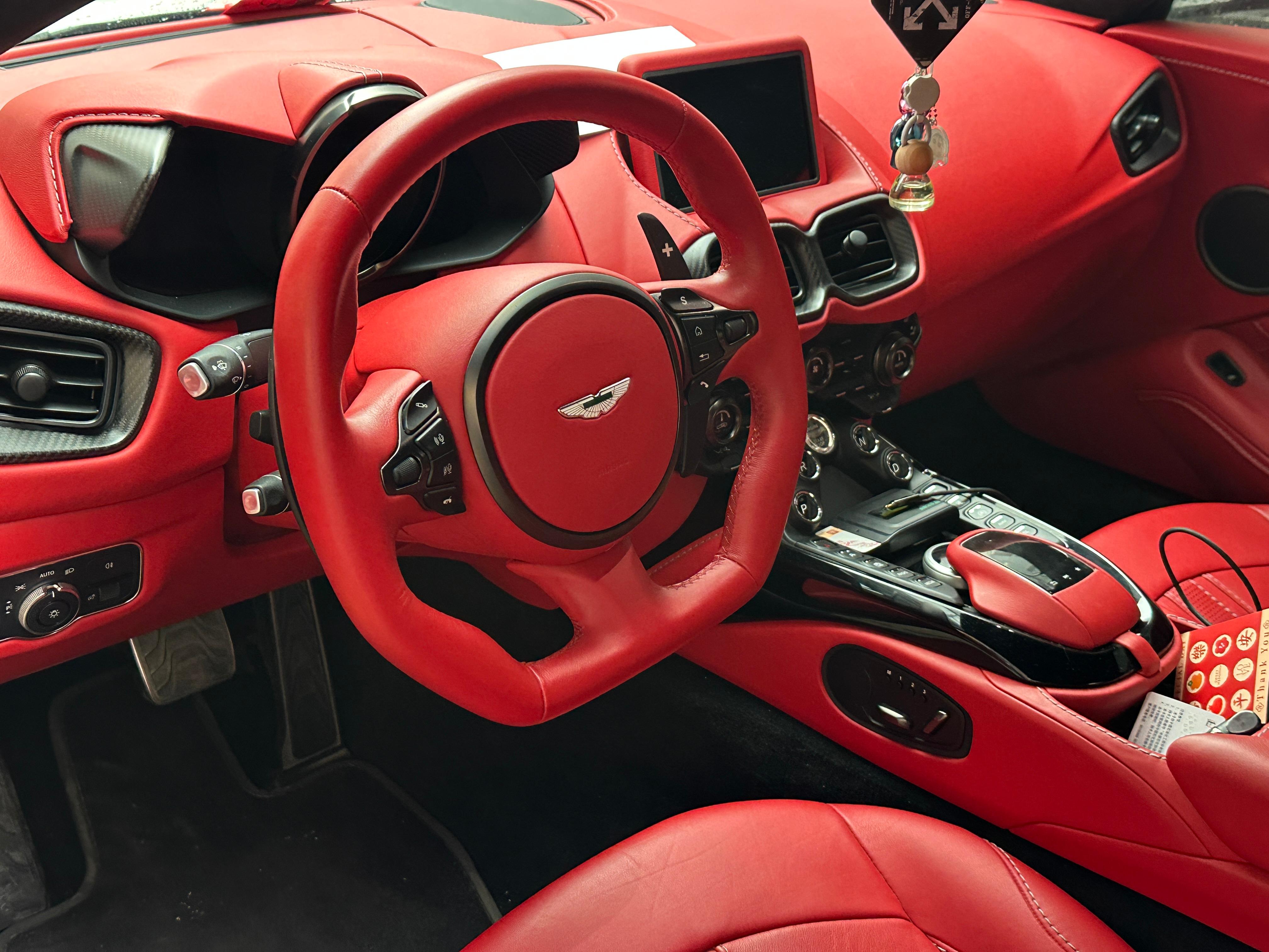 二手阿斯顿·马丁 V8 Vantage 灰色/红色 2022款 4.0T V8 Coupe