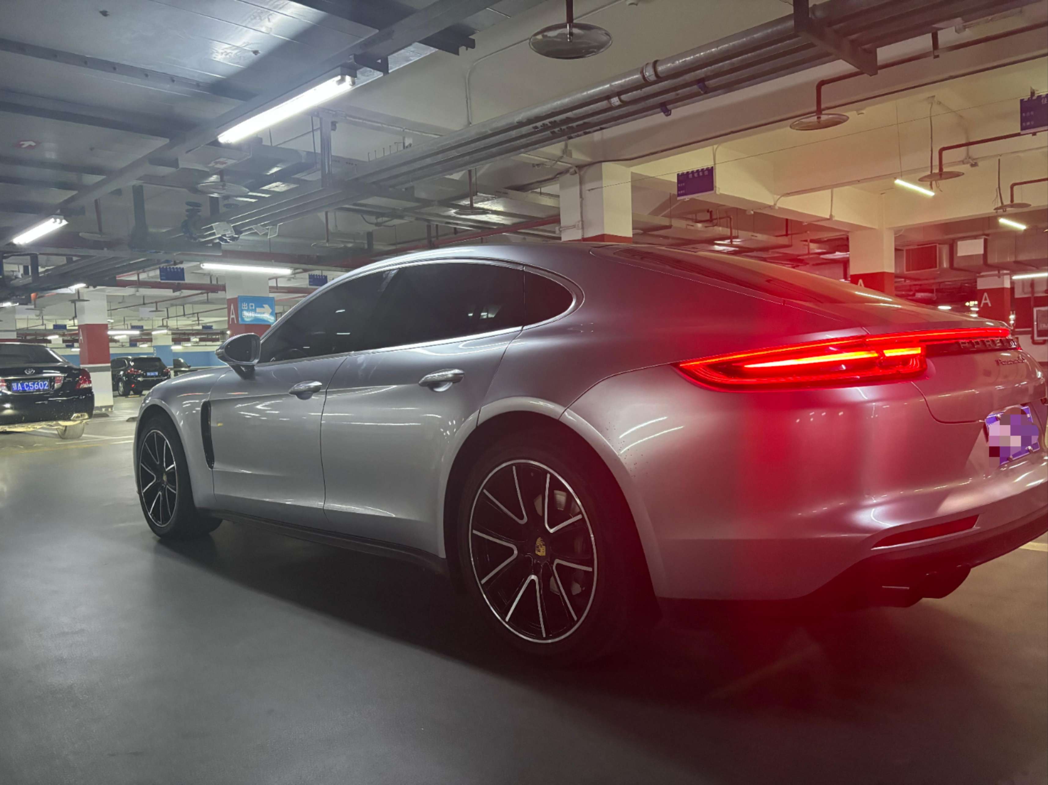 二手保时捷 Panamera 桃木红金属漆/黑色 Panamera  中规版