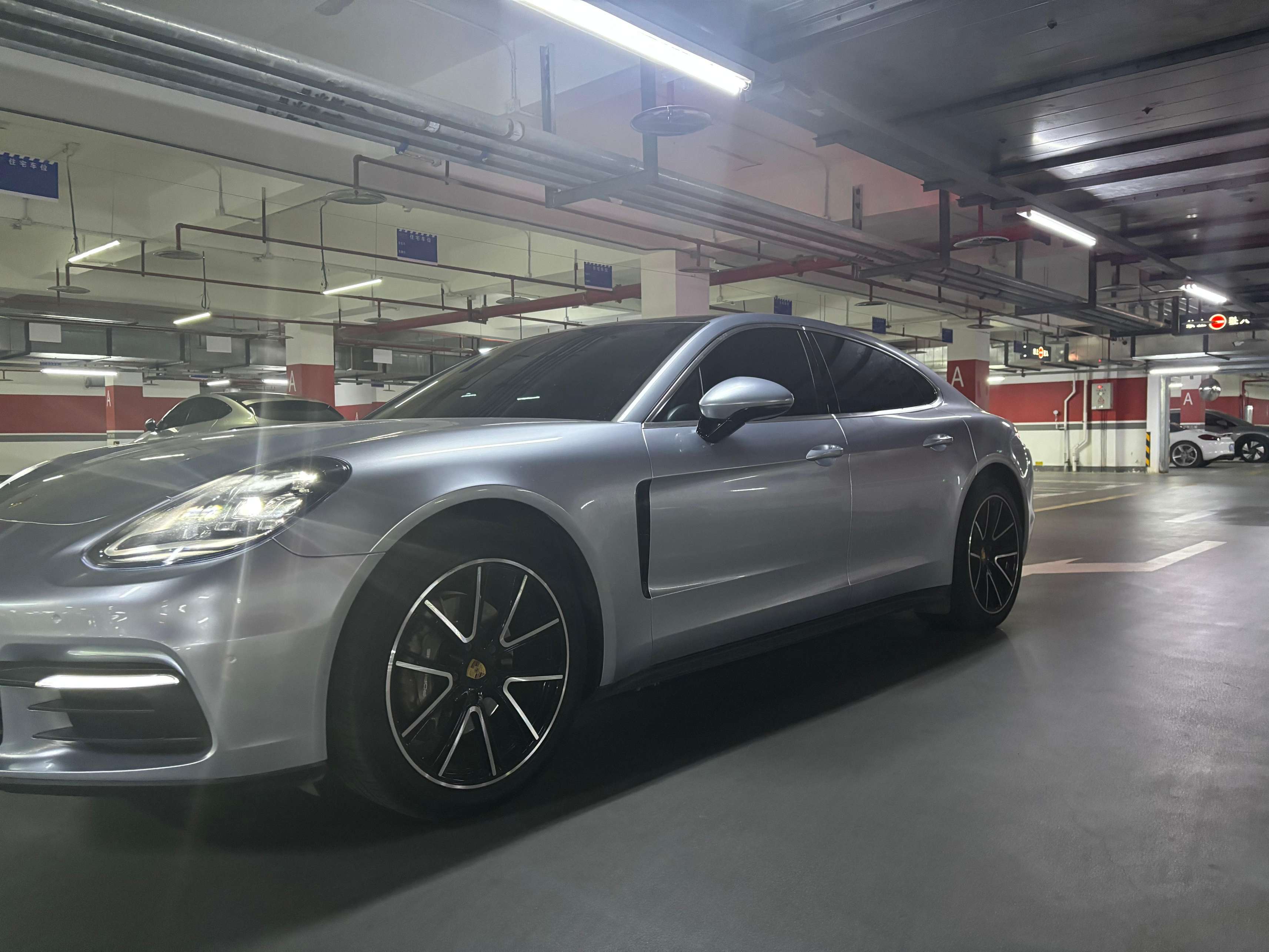 二手保时捷 Panamera 桃木红金属漆/黑色 Panamera  中规版