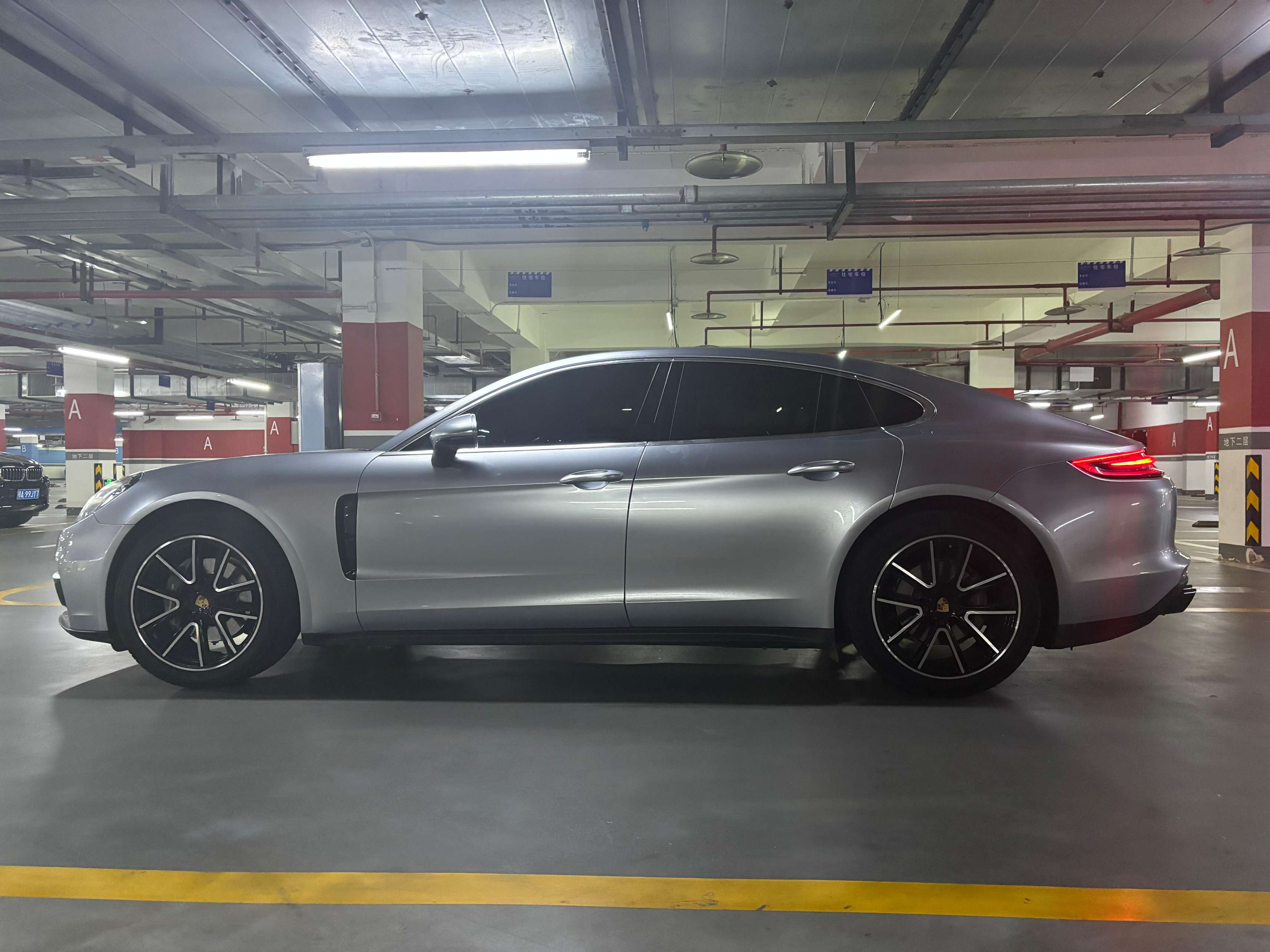 二手保时捷 Panamera 桃木红金属漆/黑色 Panamera  中规版