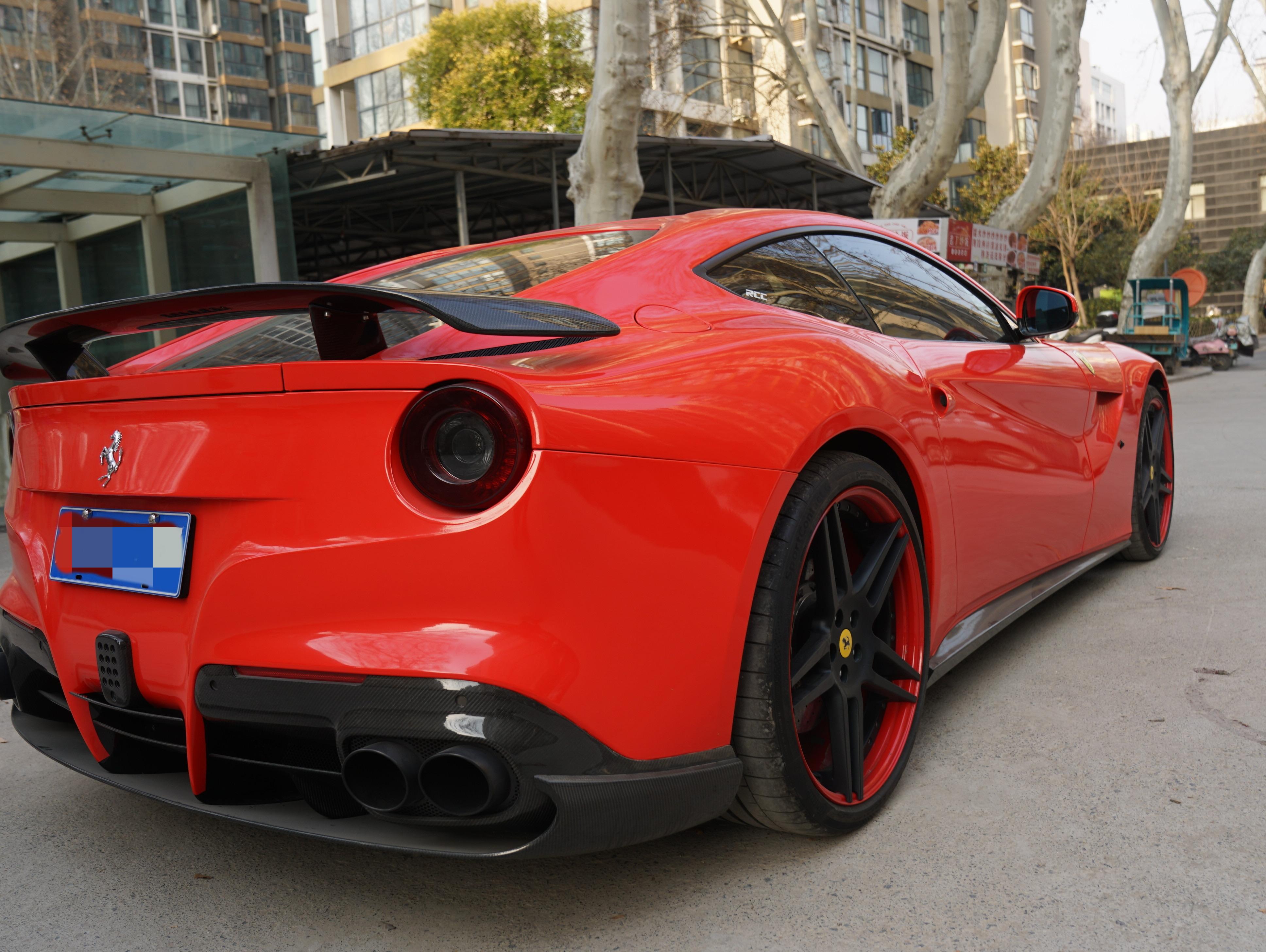 二手法拉利 F12berlinetta  黑色/黑白双拼 2013款 6.3L 标准型