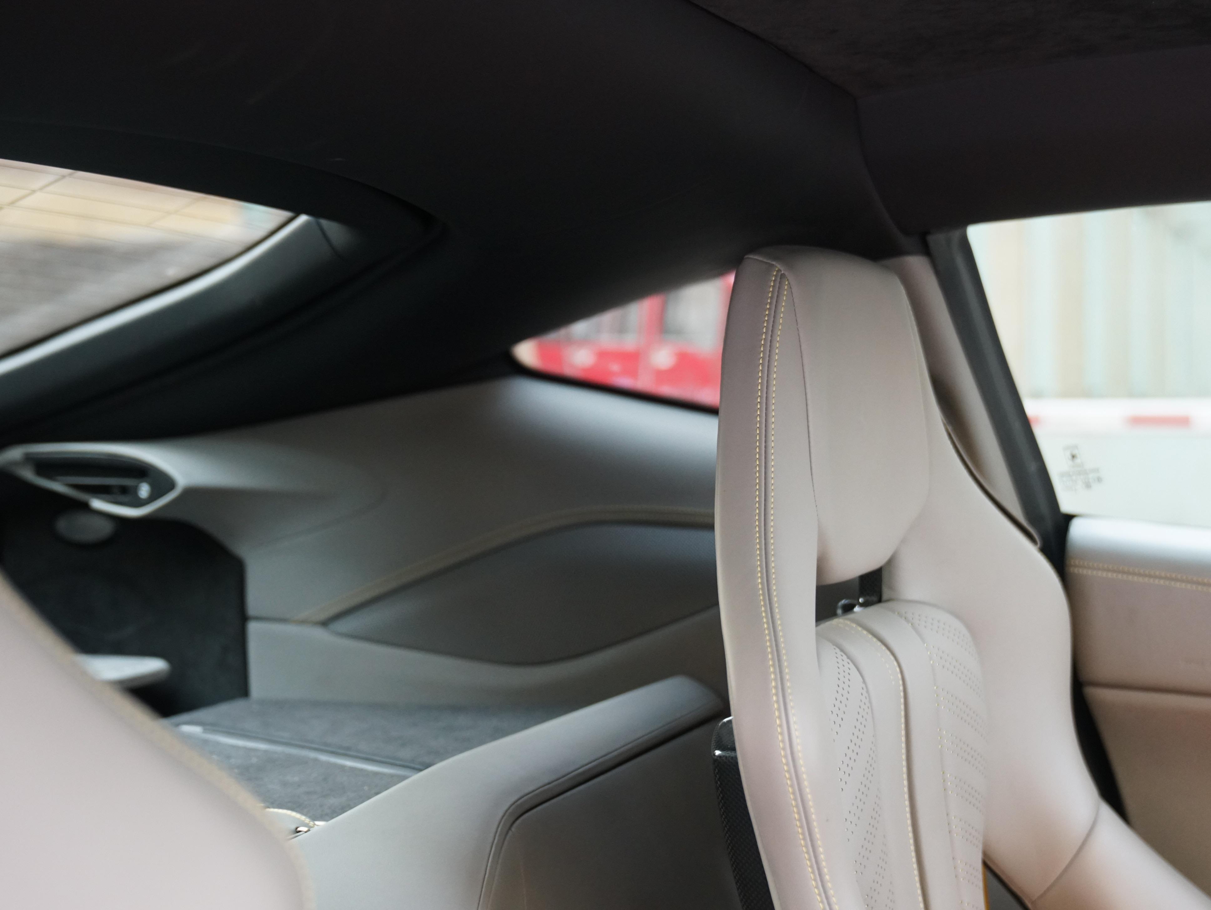 二手法拉利 F12berlinetta  黑色/黑白双拼 2013款 6.3L 标准型