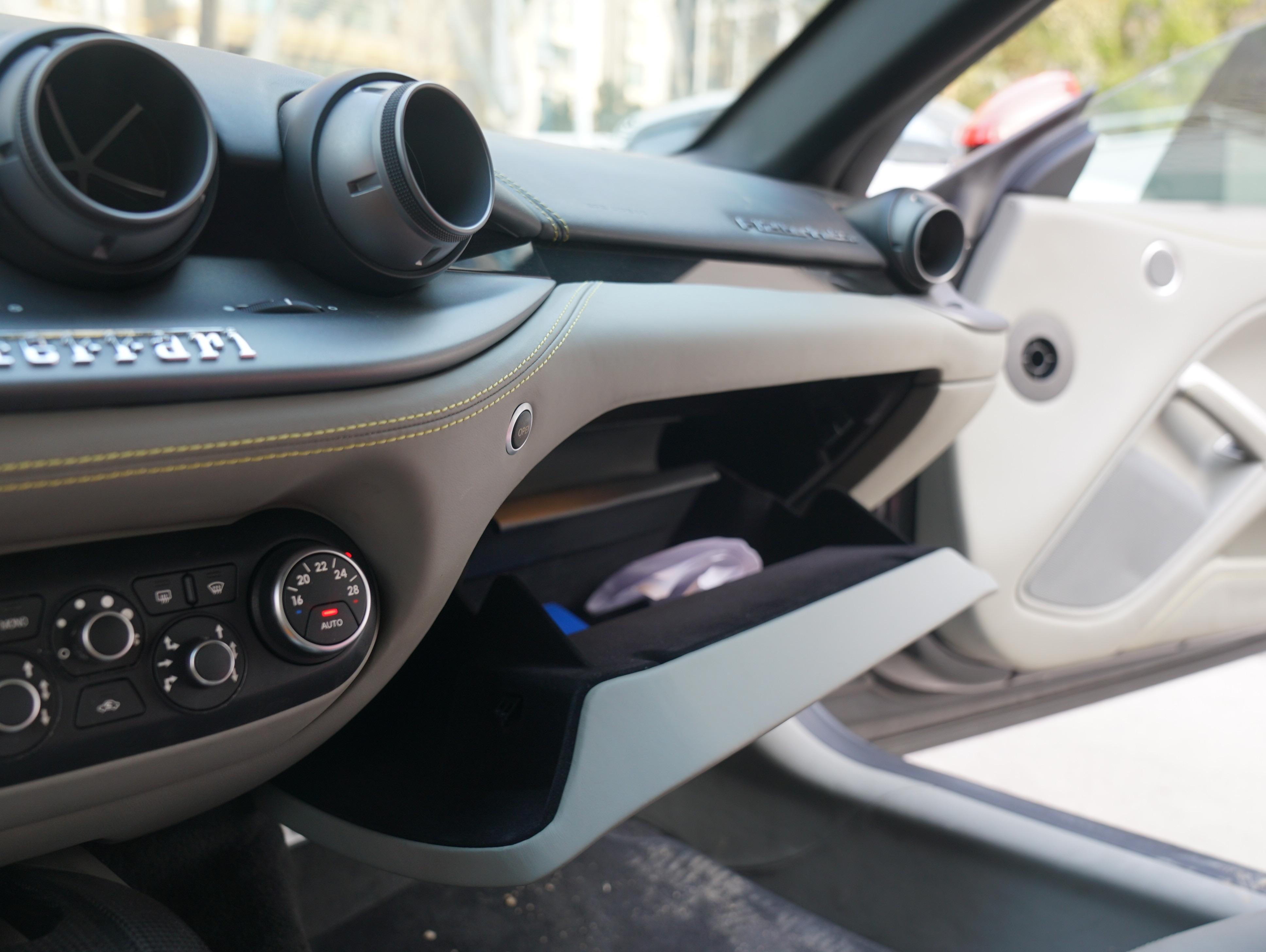 二手法拉利 F12berlinetta  黑色/黑白双拼 2013款 6.3L 标准型