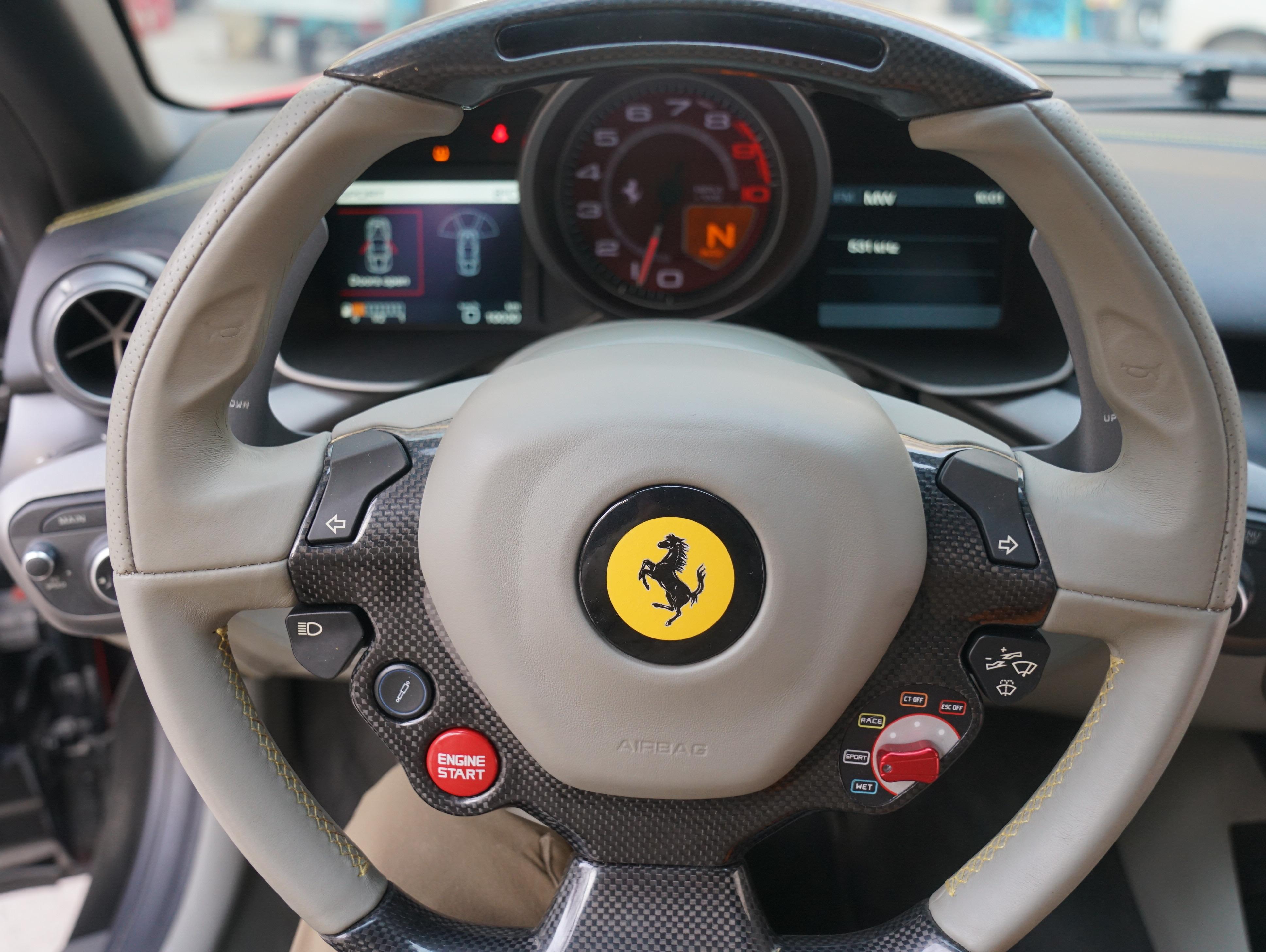 二手法拉利 F12berlinetta  黑色/黑白双拼 2013款 6.3L 标准型