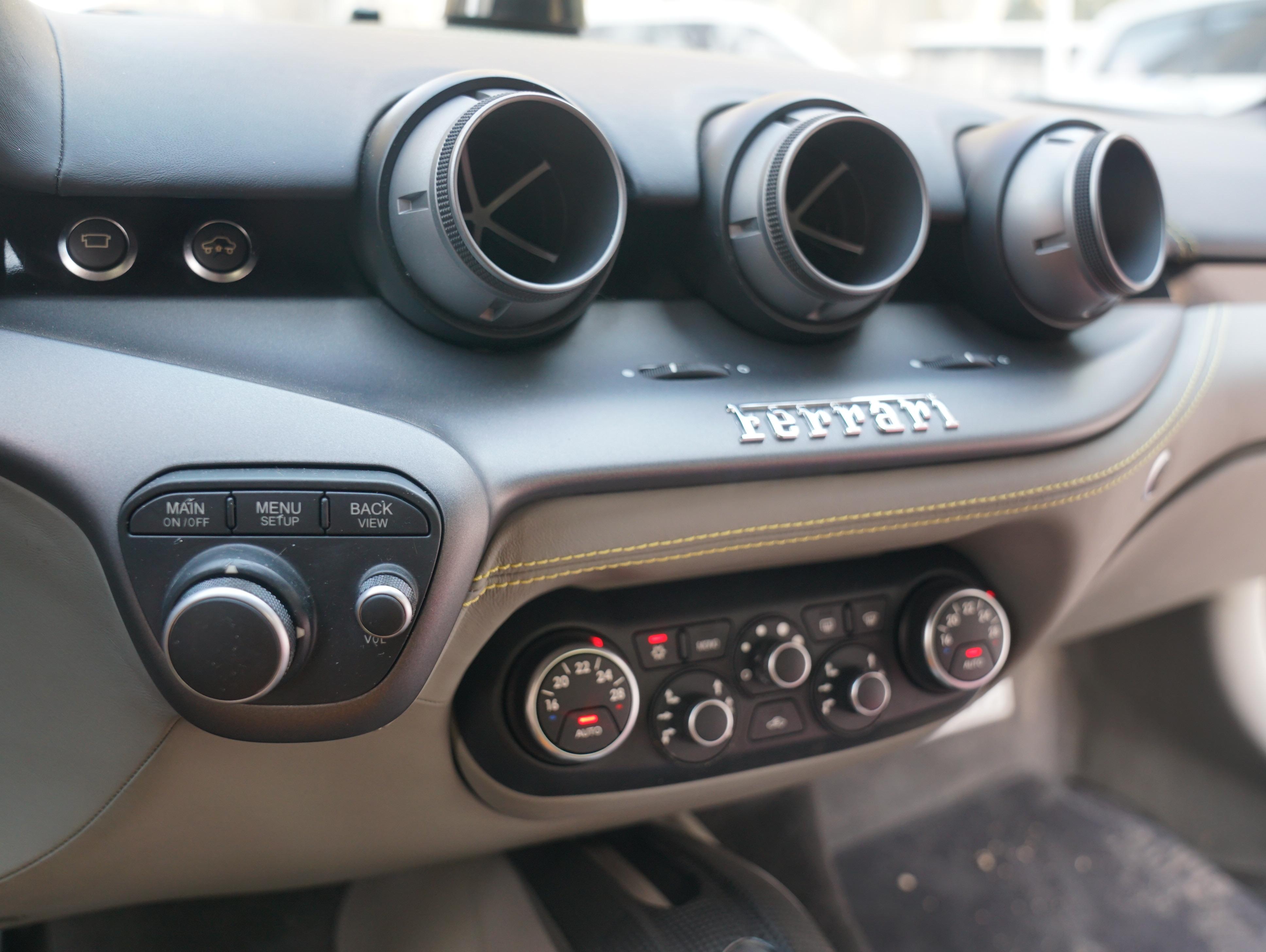 二手法拉利 F12berlinetta  黑色/黑白双拼 2013款 6.3L 标准型