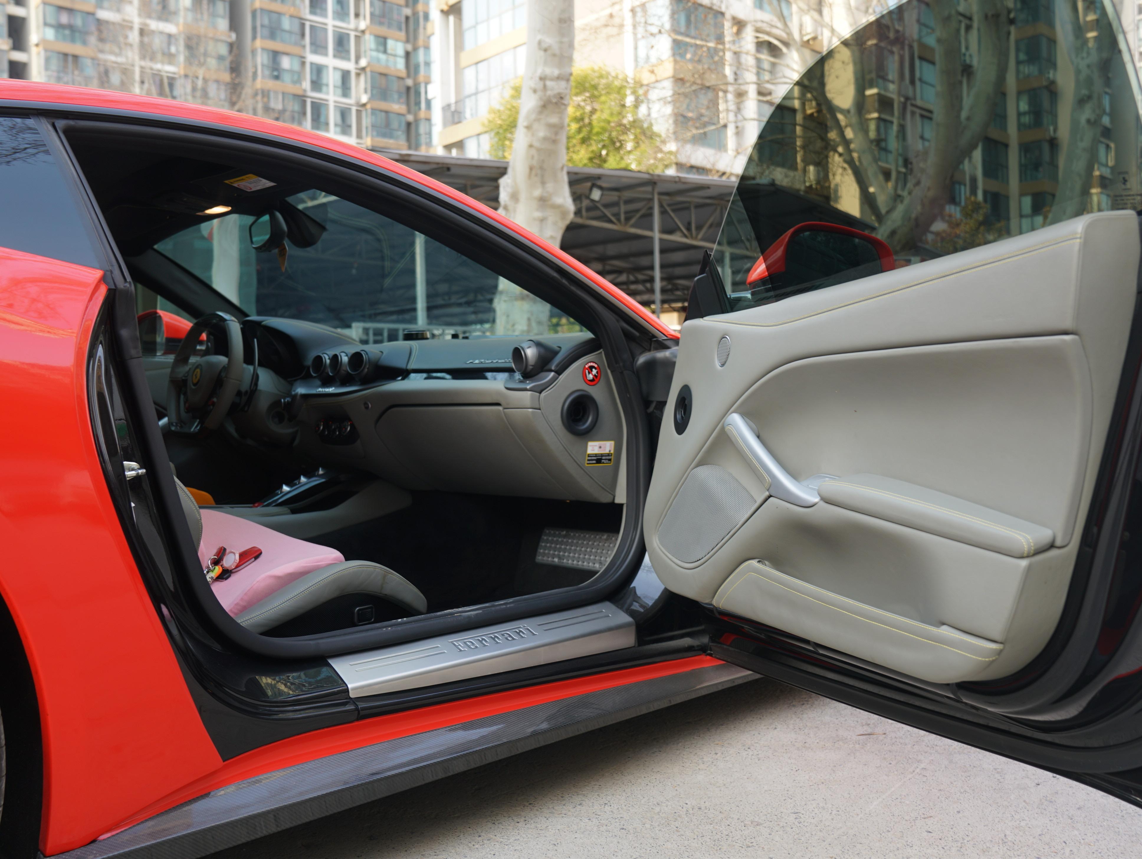 二手法拉利 F12berlinetta  黑色/黑白双拼 2013款 6.3L 标准型