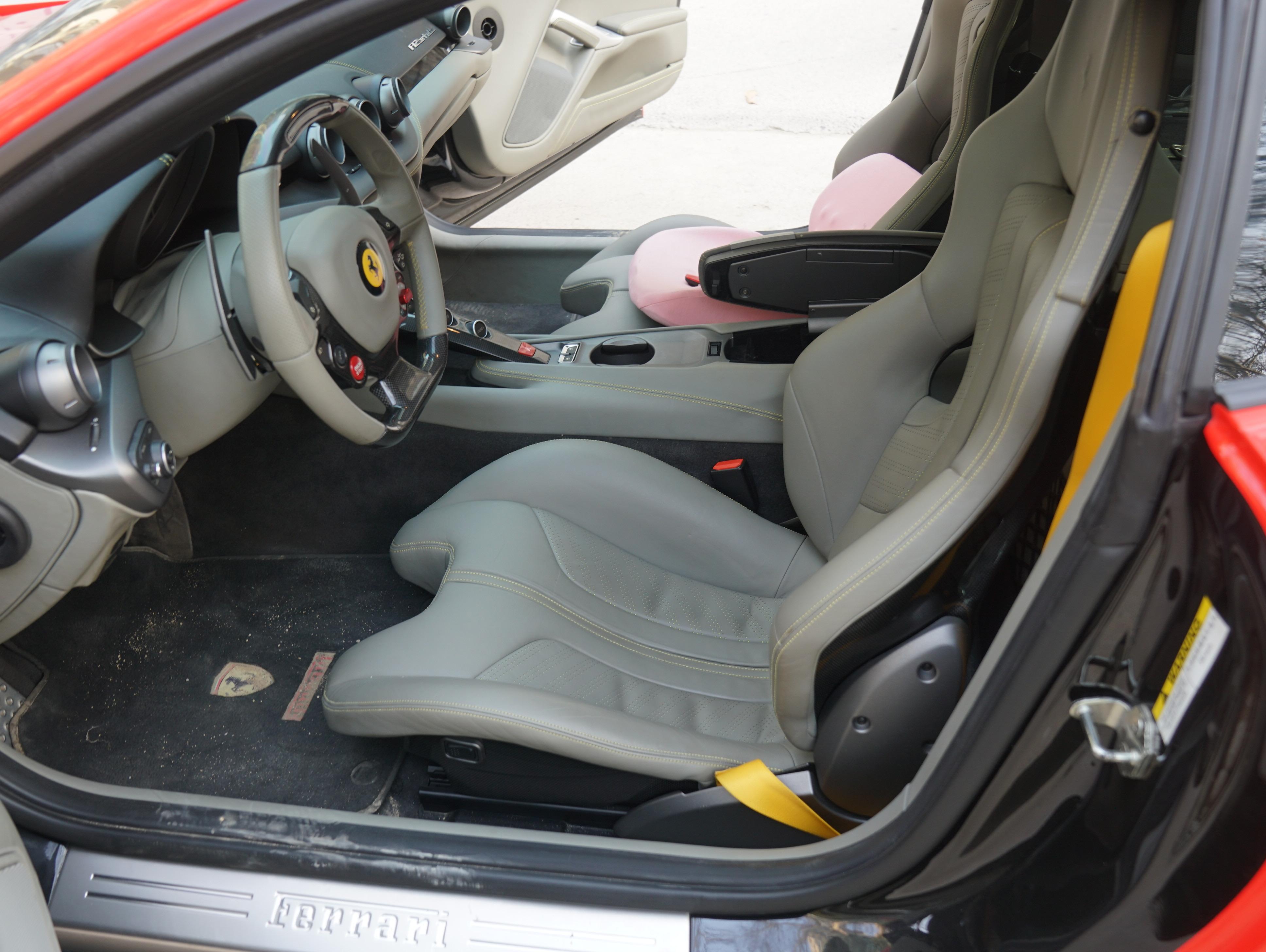 二手法拉利 F12berlinetta  黑色/黑白双拼 2013款 6.3L 标准型