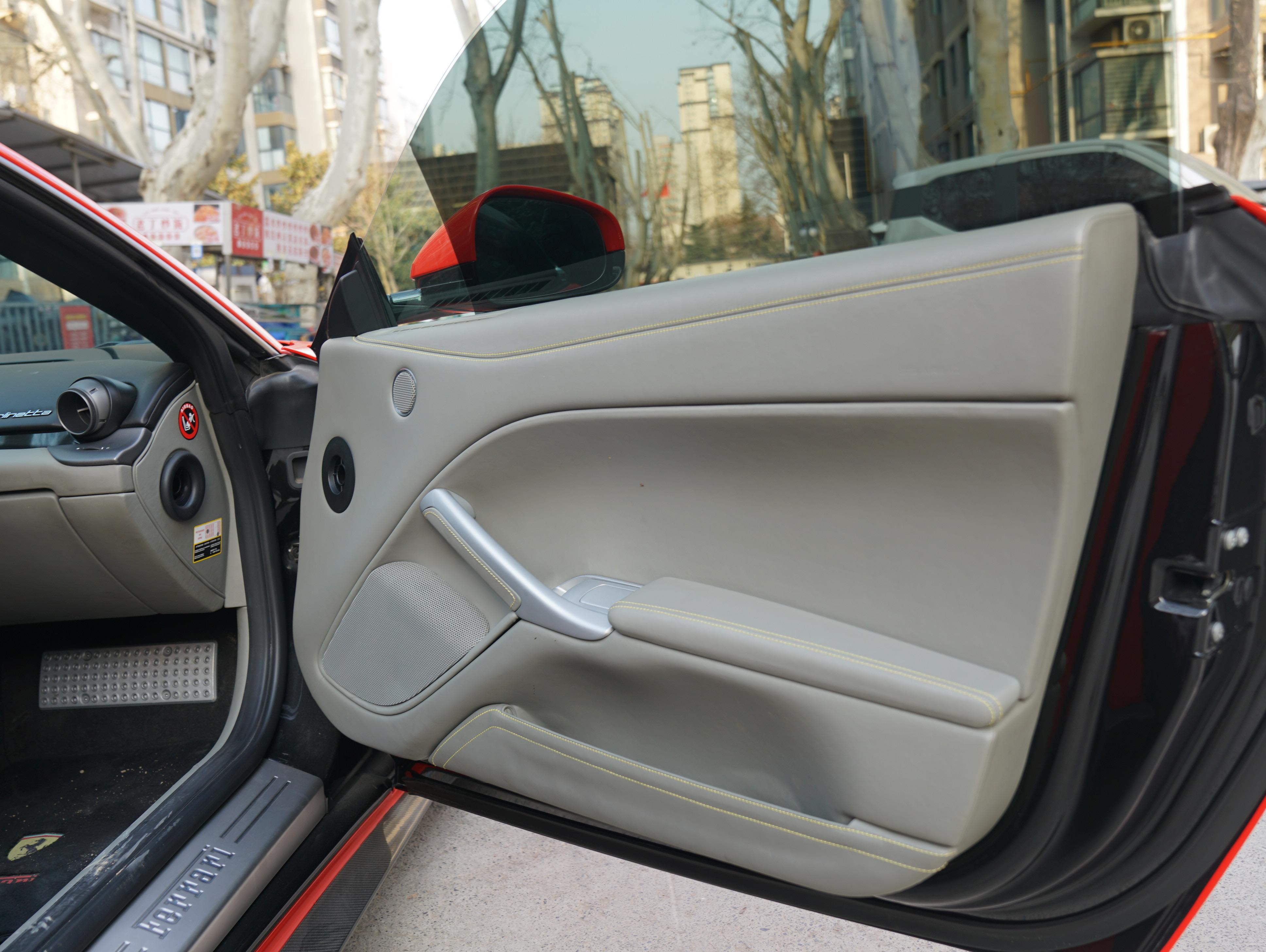 二手法拉利 F12berlinetta  黑色/黑白双拼 2013款 6.3L 标准型