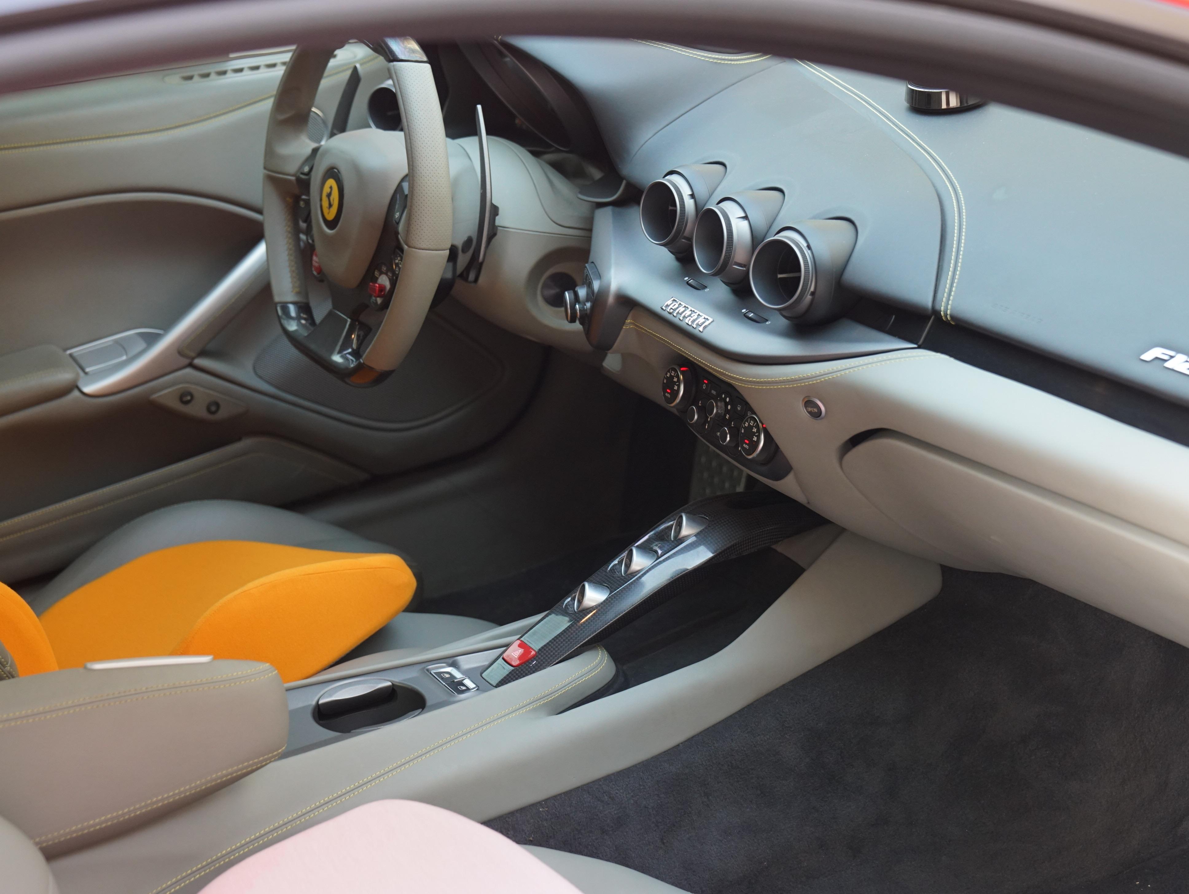 二手法拉利 F12berlinetta  黑色/黑白双拼 2013款 6.3L 标准型