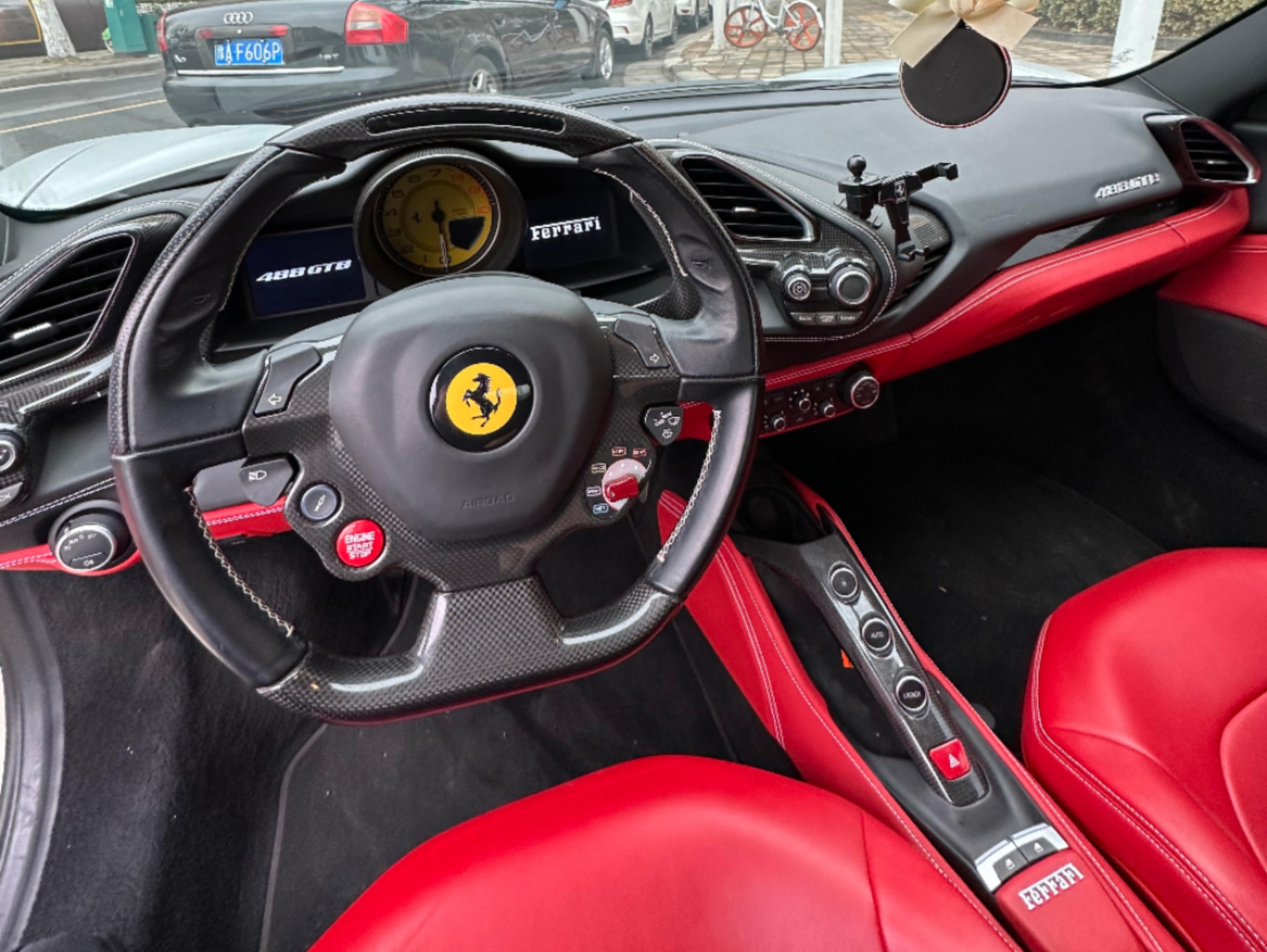 二手法拉利 488 白色/黑红 2015款 488 GTB