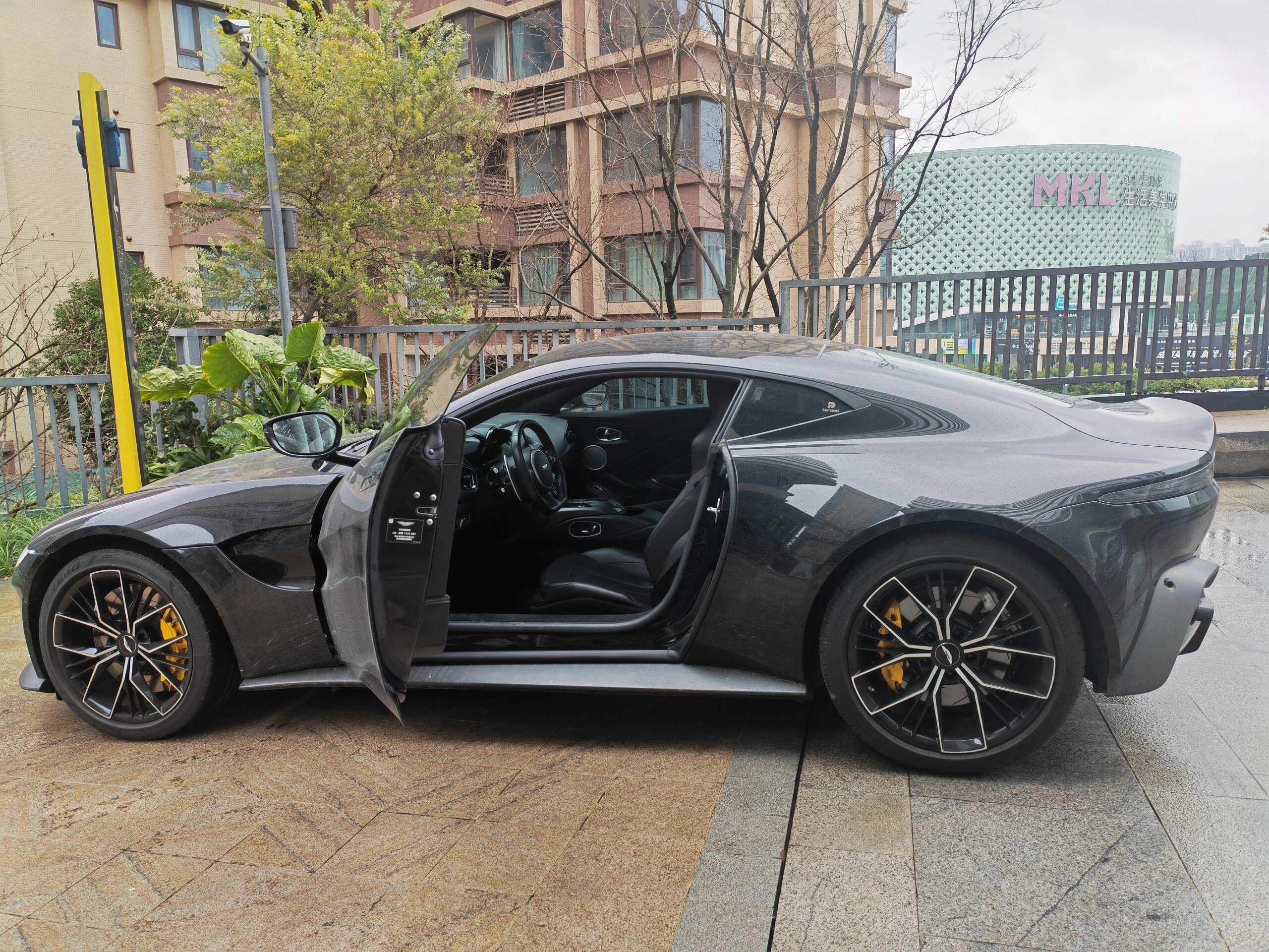 二手阿斯顿·马丁 V8 Vantage 深灰色/黑色 2020款 4.0T V8 Coupe