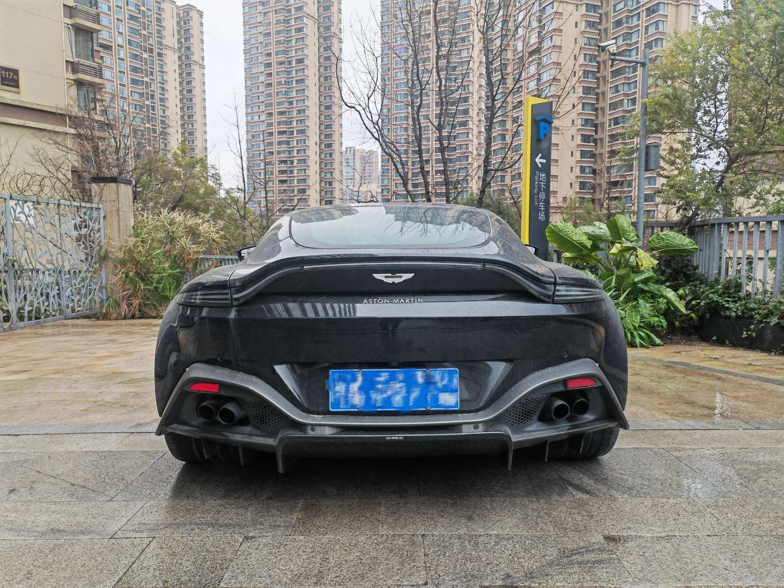 二手阿斯顿·马丁 V8 Vantage 深灰色/黑色 2020款 4.0T V8 Coupe