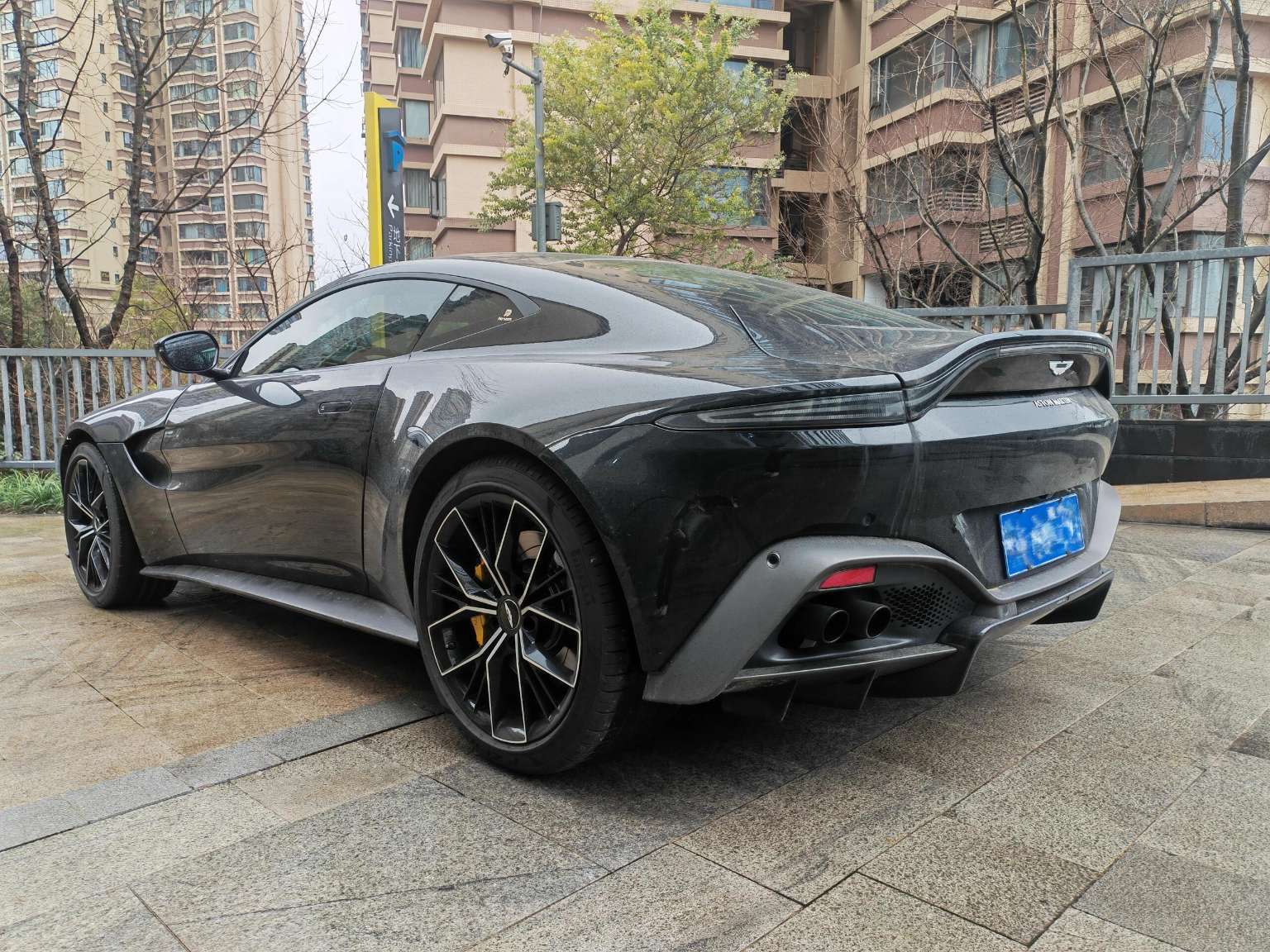二手阿斯顿·马丁 V8 Vantage 深灰色/黑色 2020款 4.0T V8 Coupe