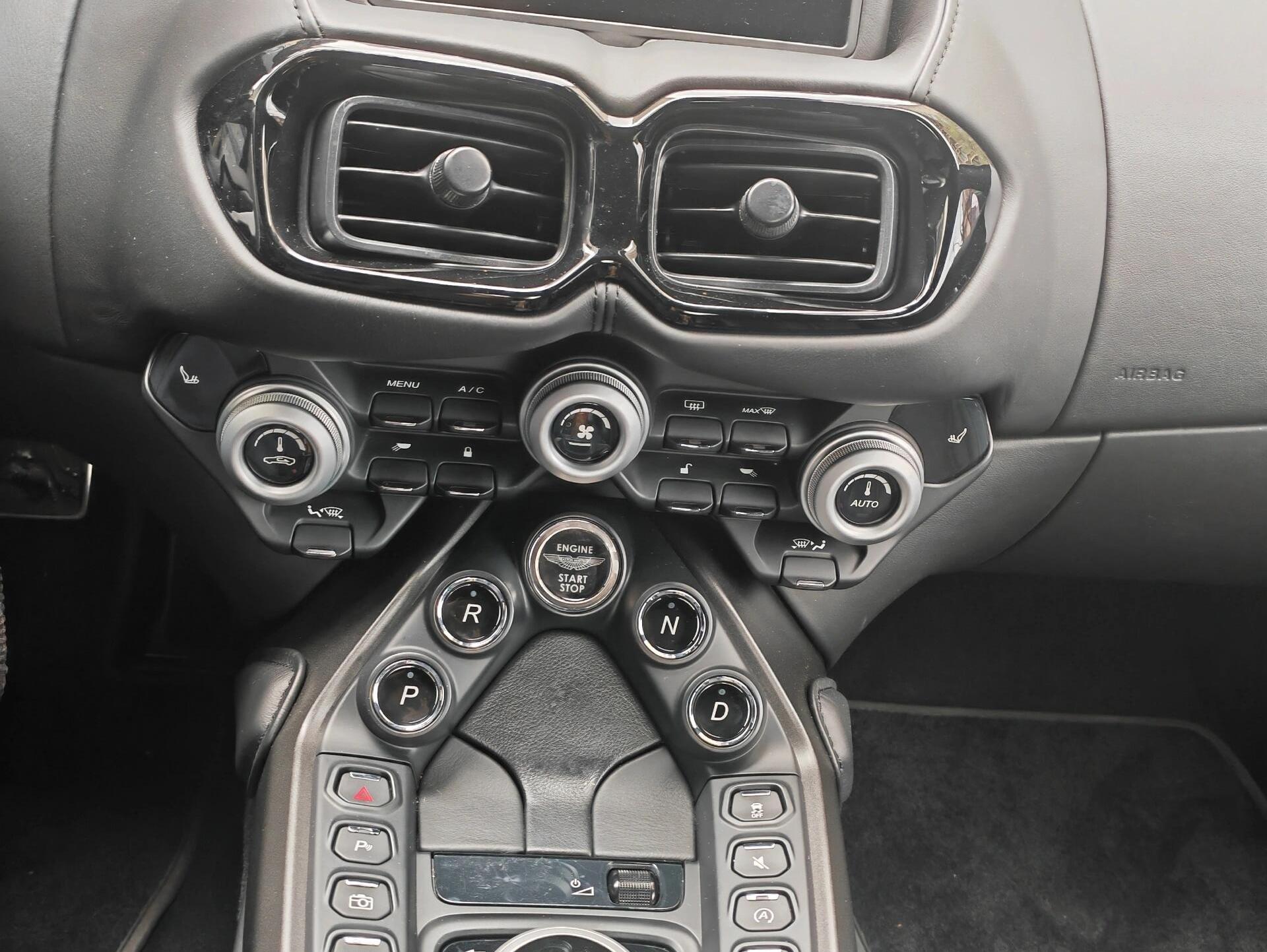 二手阿斯顿·马丁 V8 Vantage 深灰色/黑色 2020款 4.0T V8 Coupe