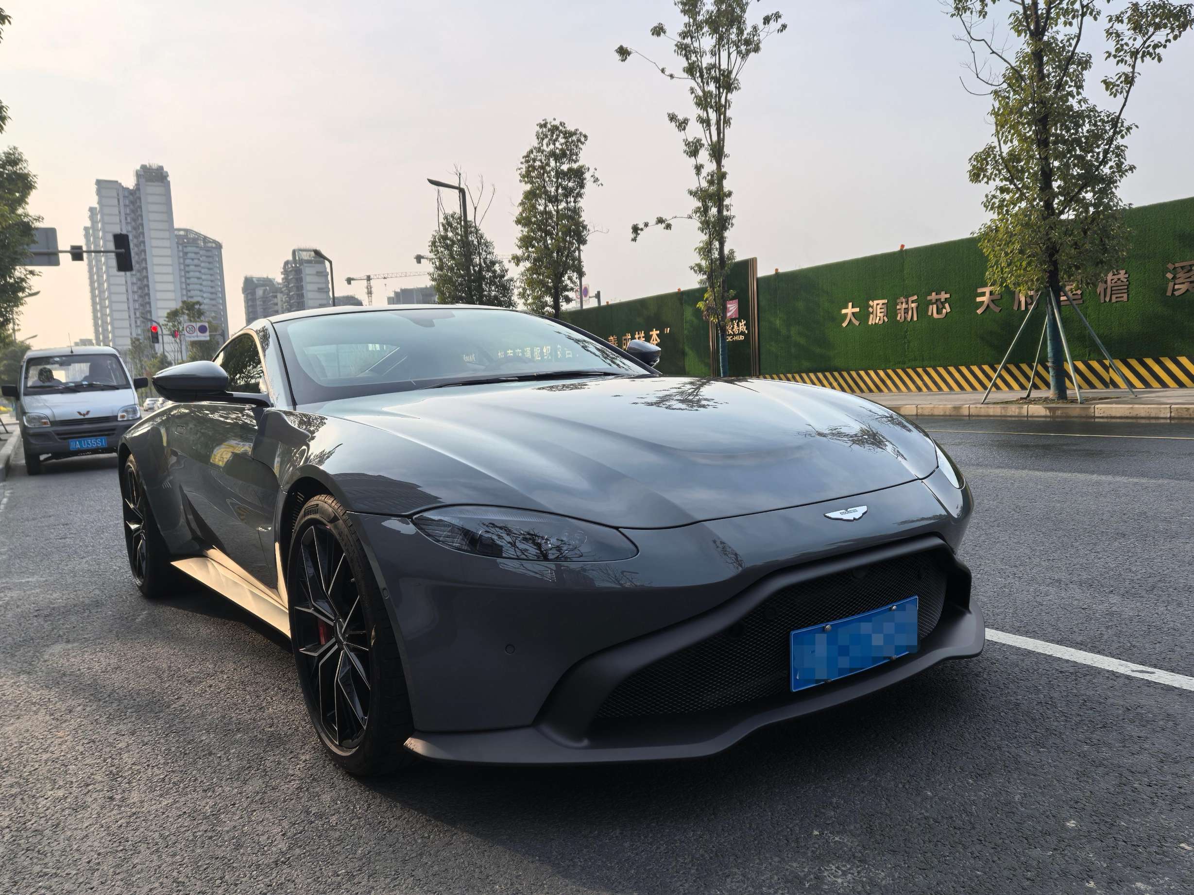 二手阿斯顿·马丁 V8 Vantage 陶瓷灰/红色 2022款 4.0T V8 Coupe