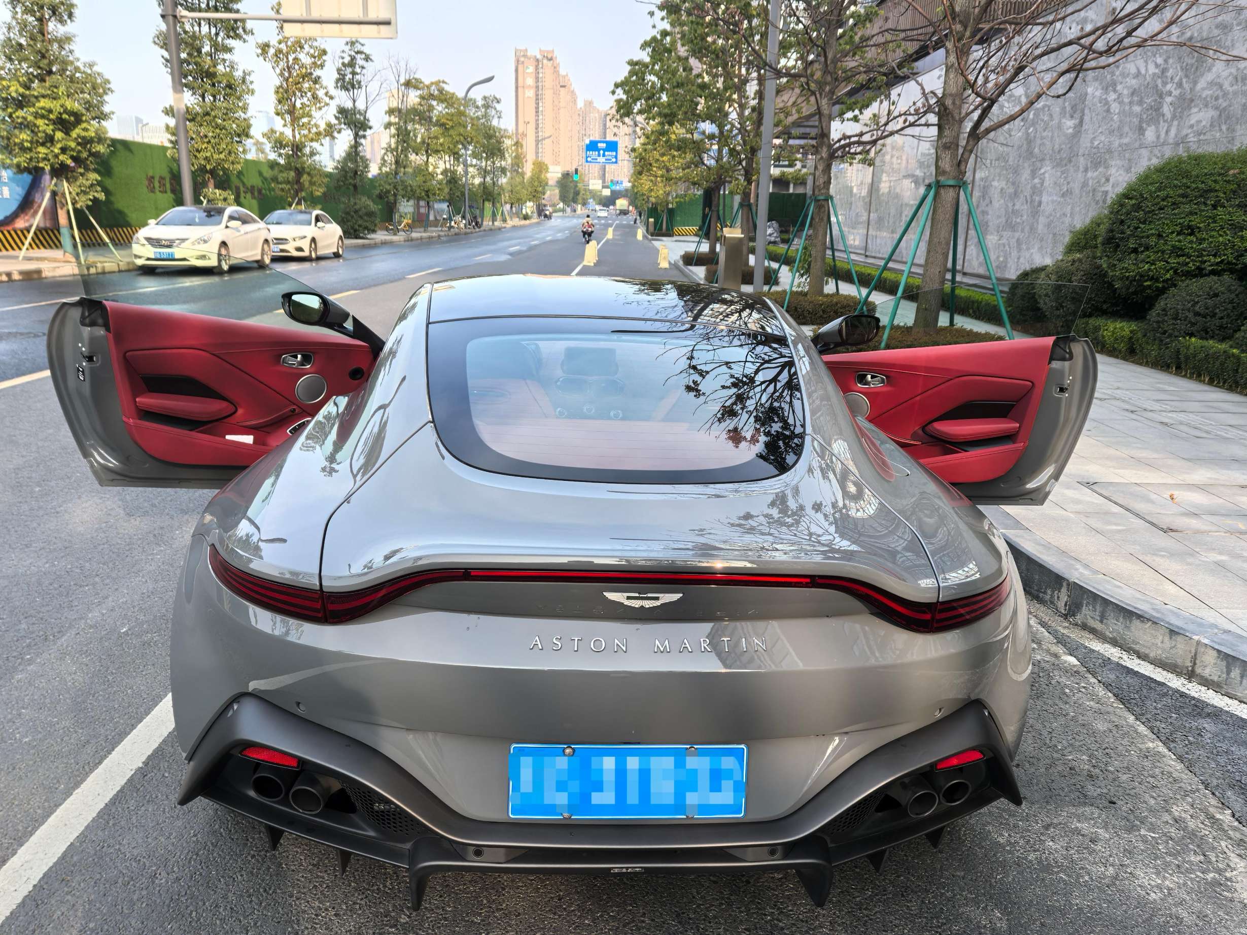 二手阿斯顿·马丁 V8 Vantage 陶瓷灰/红色 2022款 4.0T V8 Coupe