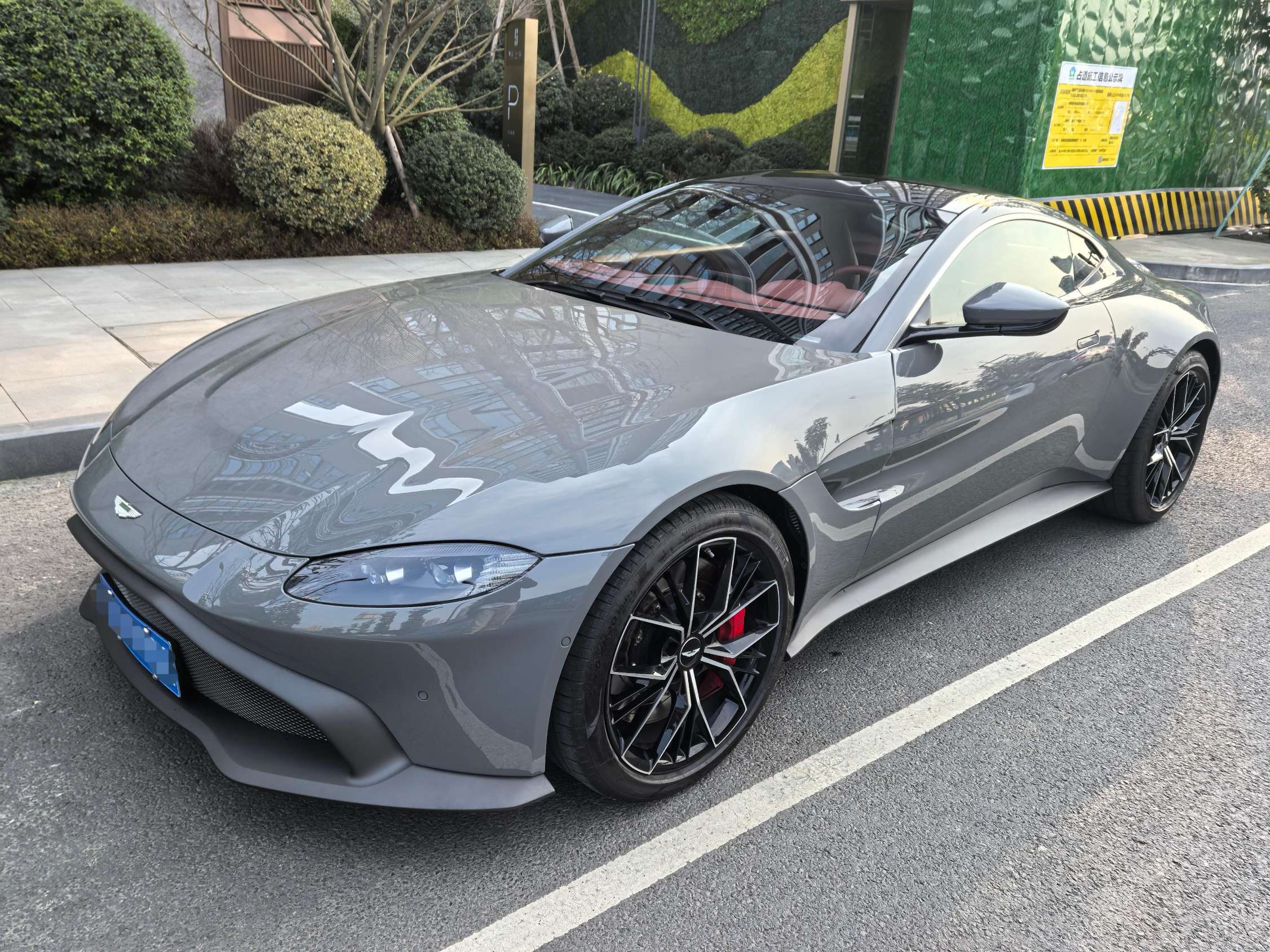 二手阿斯顿·马丁 V8 Vantage 陶瓷灰/红色 2022款 4.0T V8 Coupe