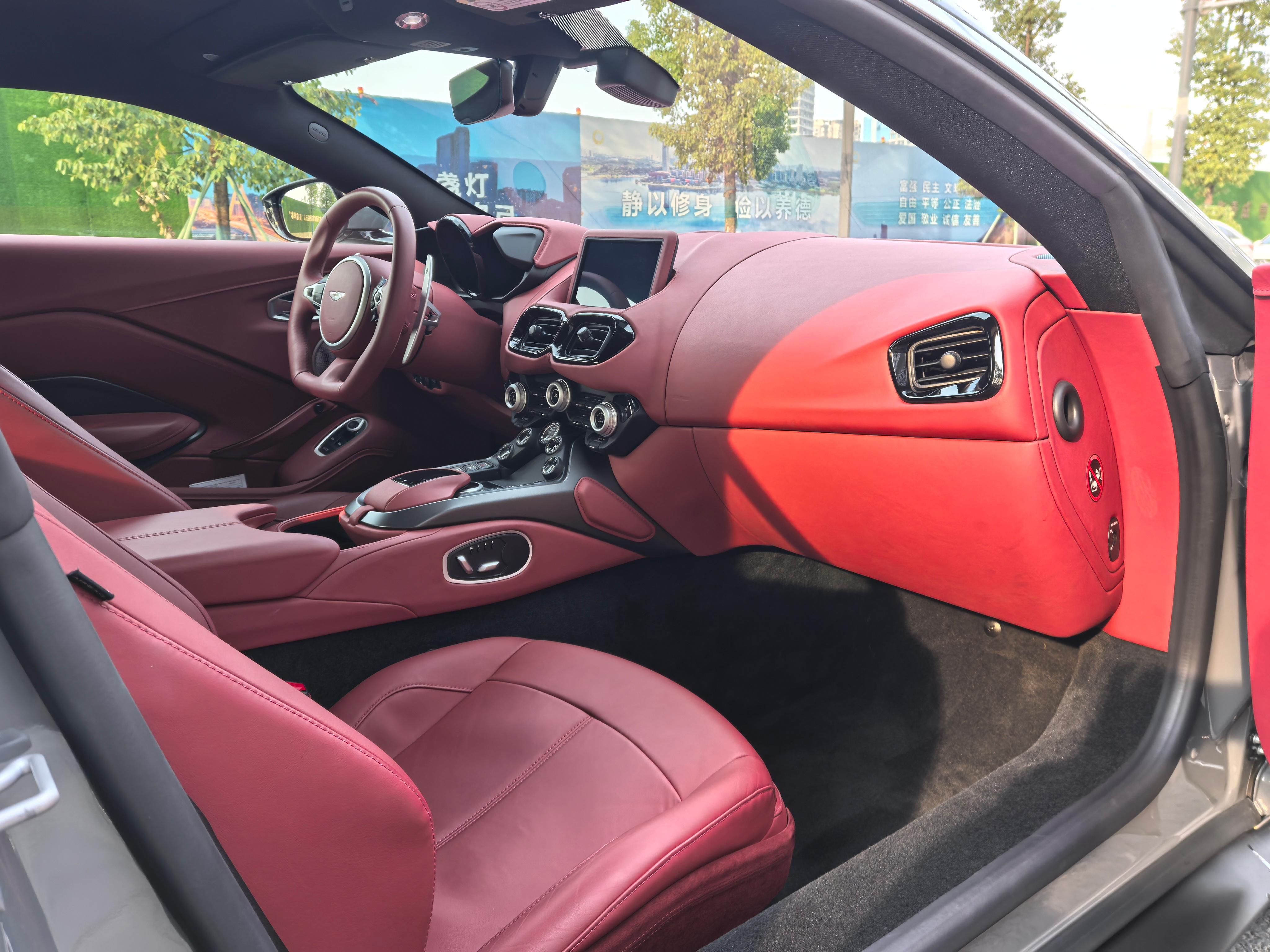 二手阿斯顿·马丁 V8 Vantage 陶瓷灰/红色 2022款 4.0T V8 Coupe