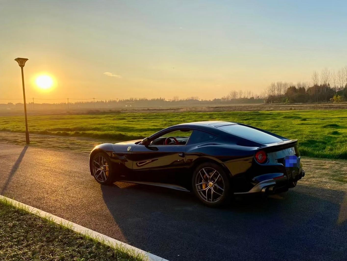 二手法拉利 F12berlinetta 黑色/红色 2013款 6.3L 标准型