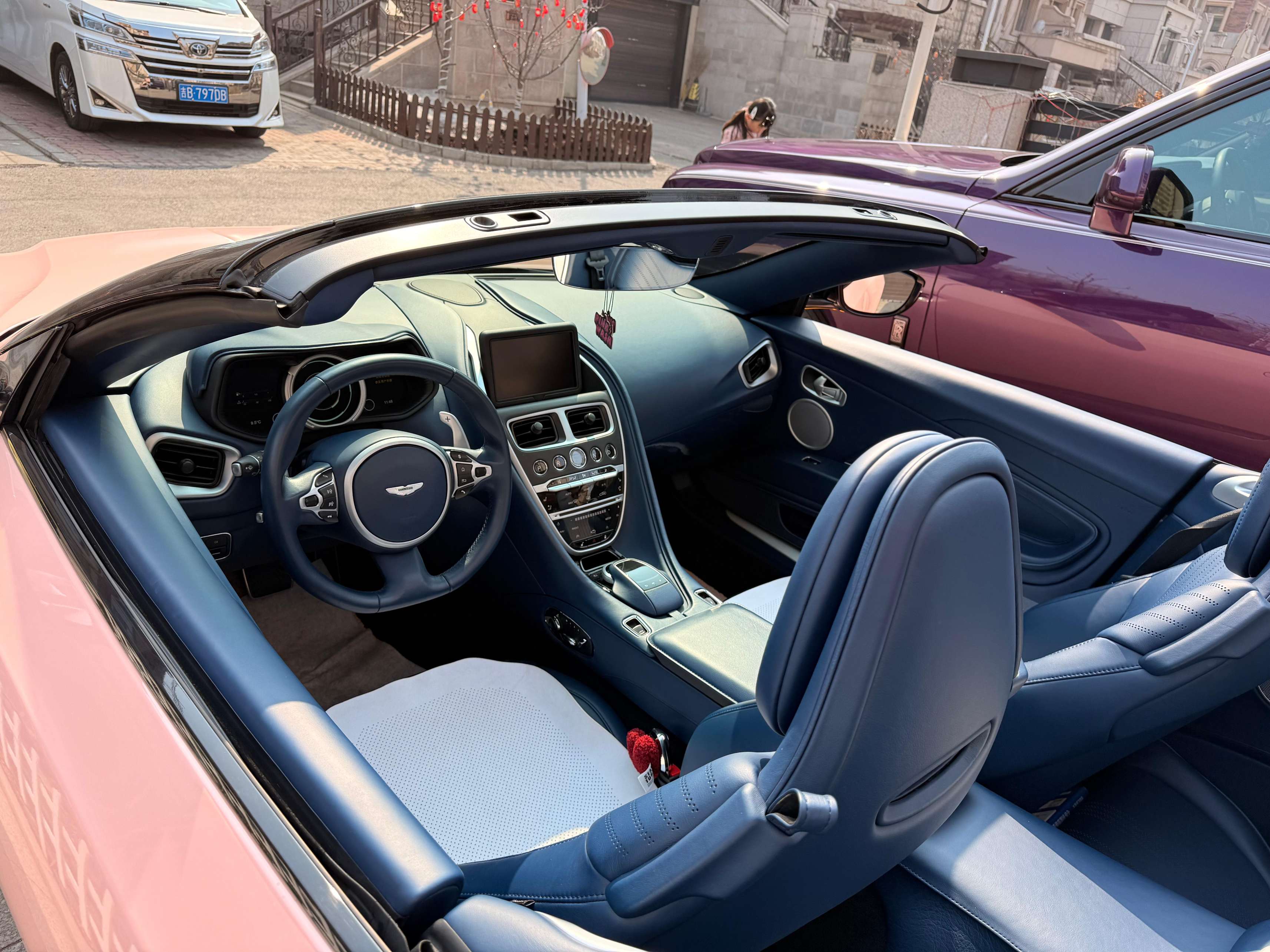二手阿斯顿·马丁 DB11 银色/蓝色 2022款 4.0T V8 Volante