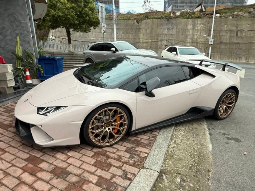 二手兰博基尼 Huracán 黑色/黄色 2016款 Huracán LP580-2