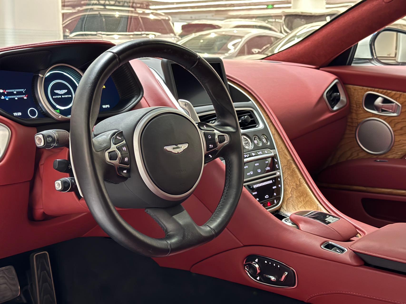 二手阿斯顿·马丁 DB11 白色/红色 2019款 4.0T V8 Coupe
