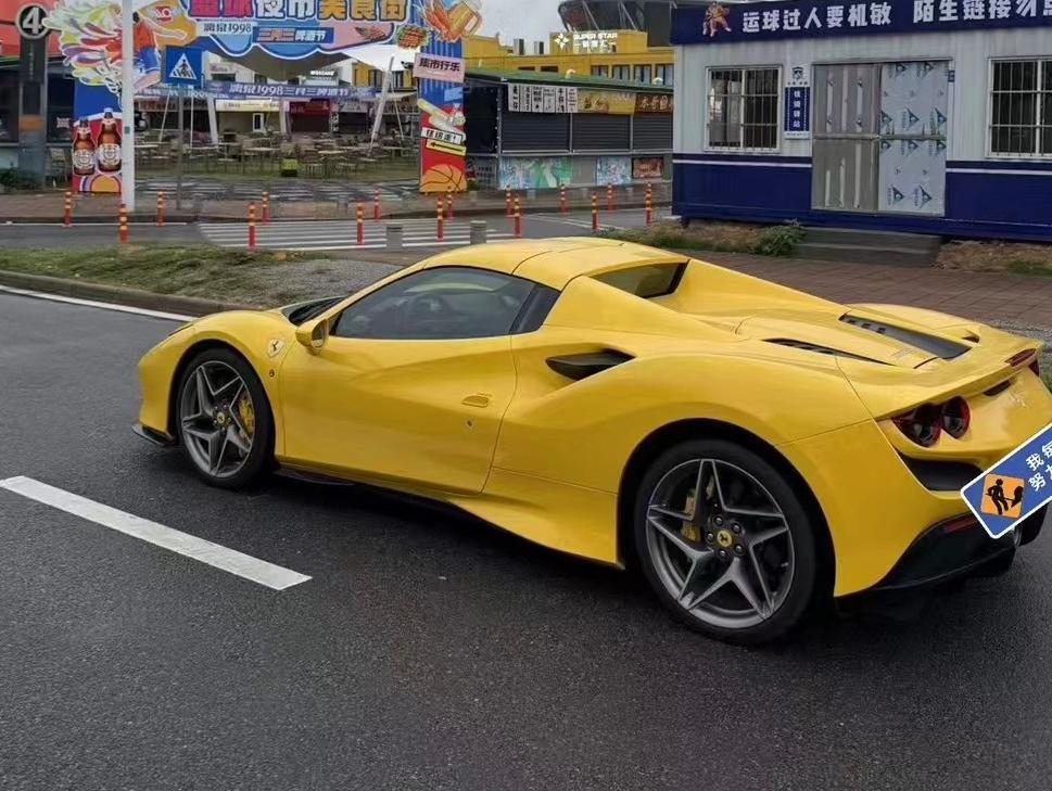 二手法拉利 F8 黄色/蓝色 2020款 Spider 3.9T V8