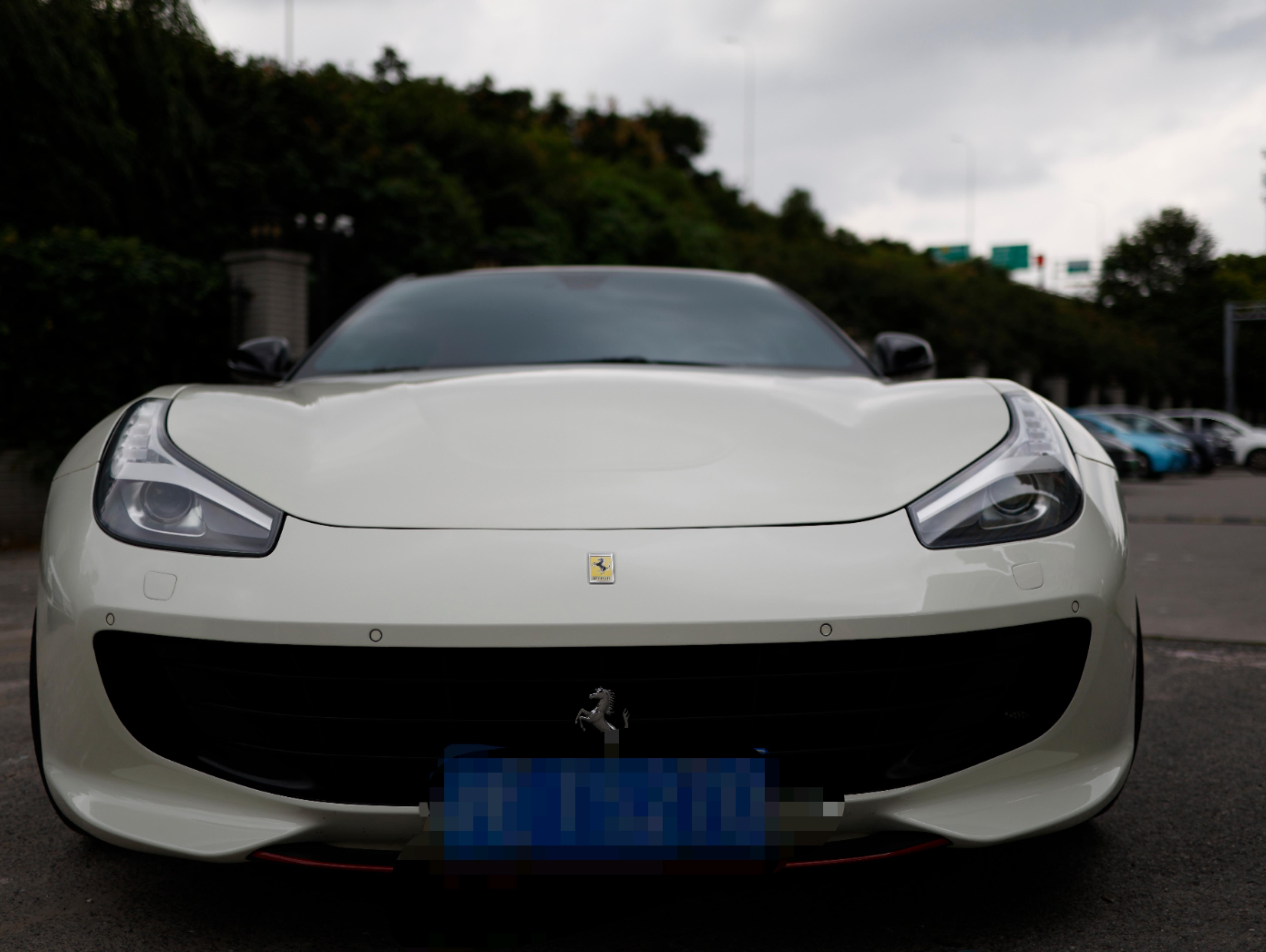二手法拉利 GTC4 Lusso 白色/红色 2017款 3.9T V8