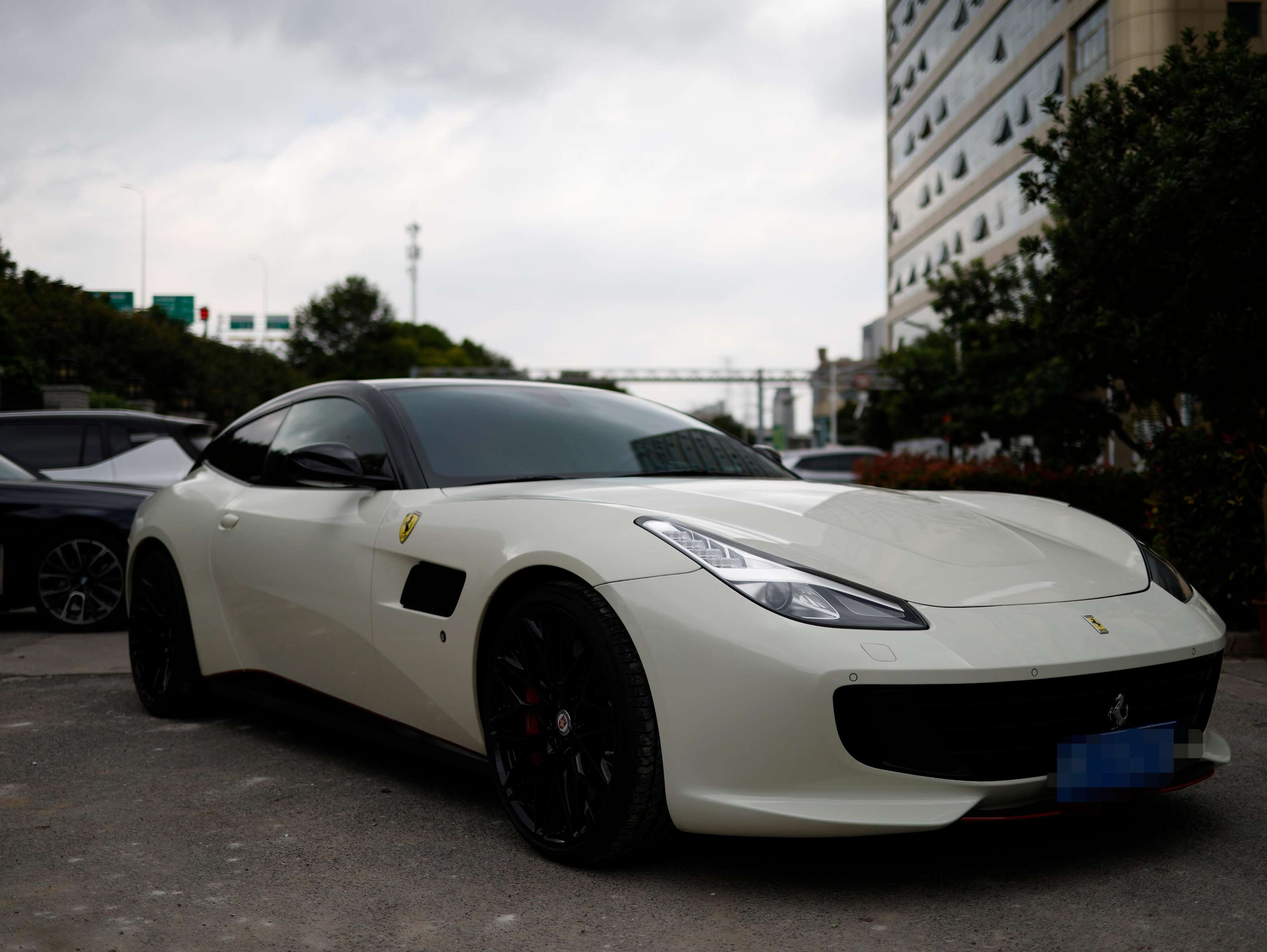 二手法拉利 GTC4 Lusso 白色/红色 2017款 3.9T V8