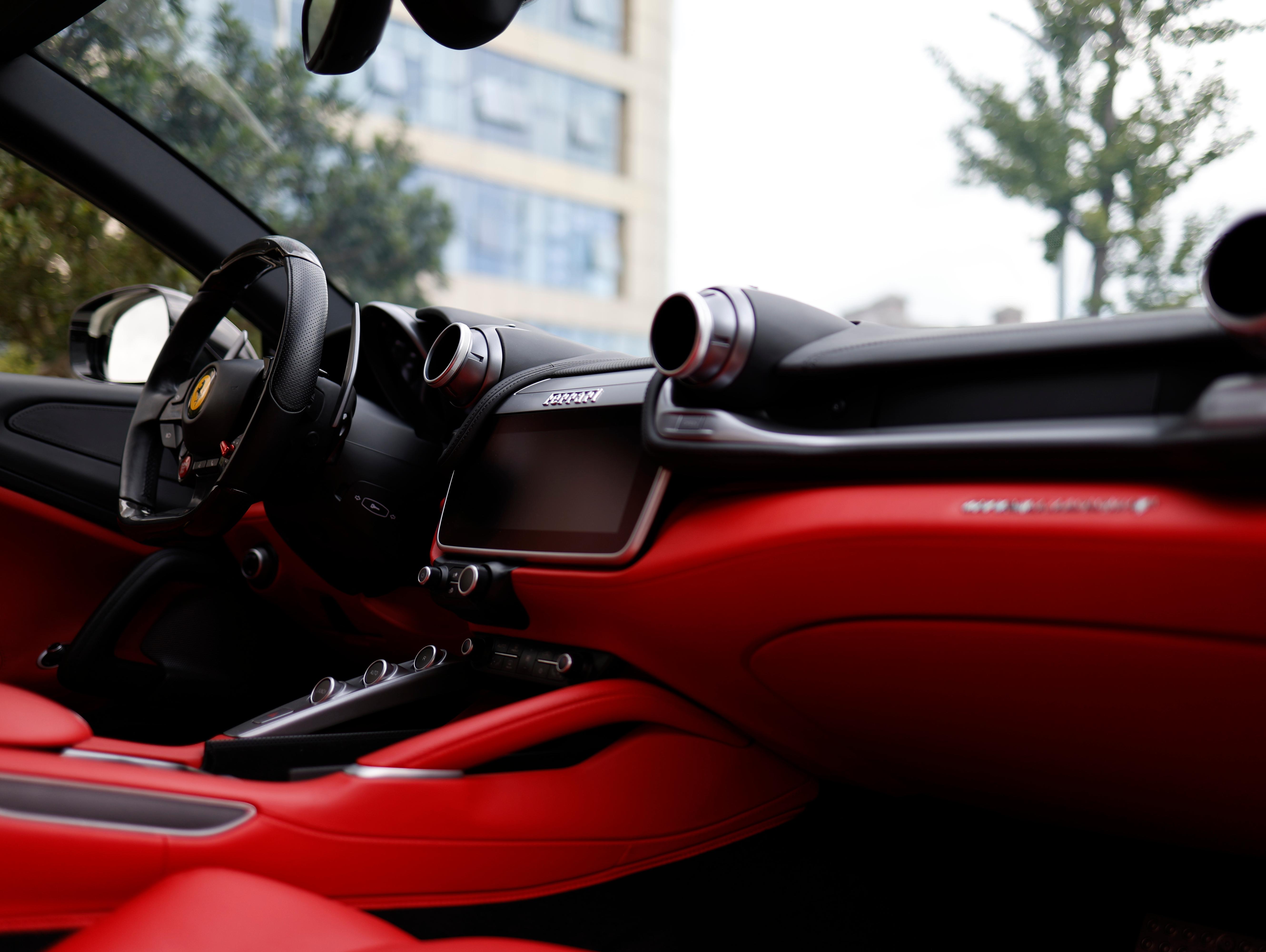 二手法拉利 GTC4 Lusso 白色/红色 2017款 3.9T V8