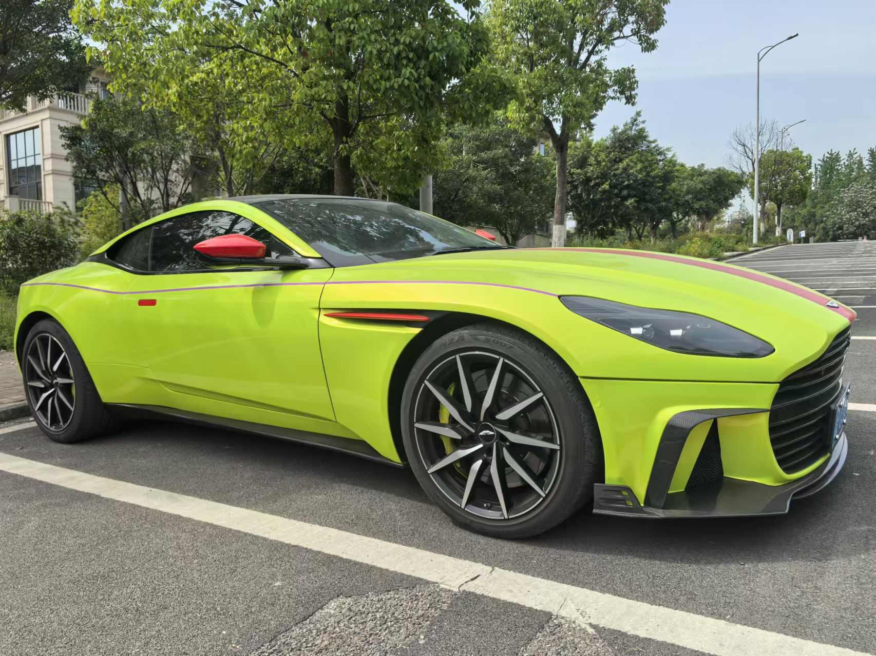 二手阿斯顿·马丁 DB11 蓝色/白/红双拼 2020款 4.0T V8 Coupe