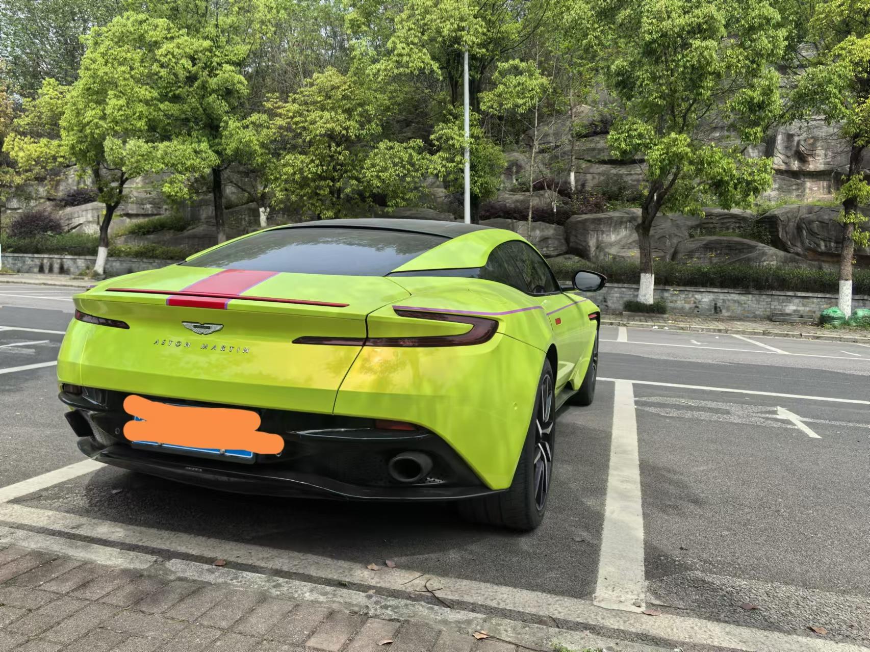 二手阿斯顿·马丁 DB11 蓝色/白/红双拼 2020款 4.0T V8 Coupe